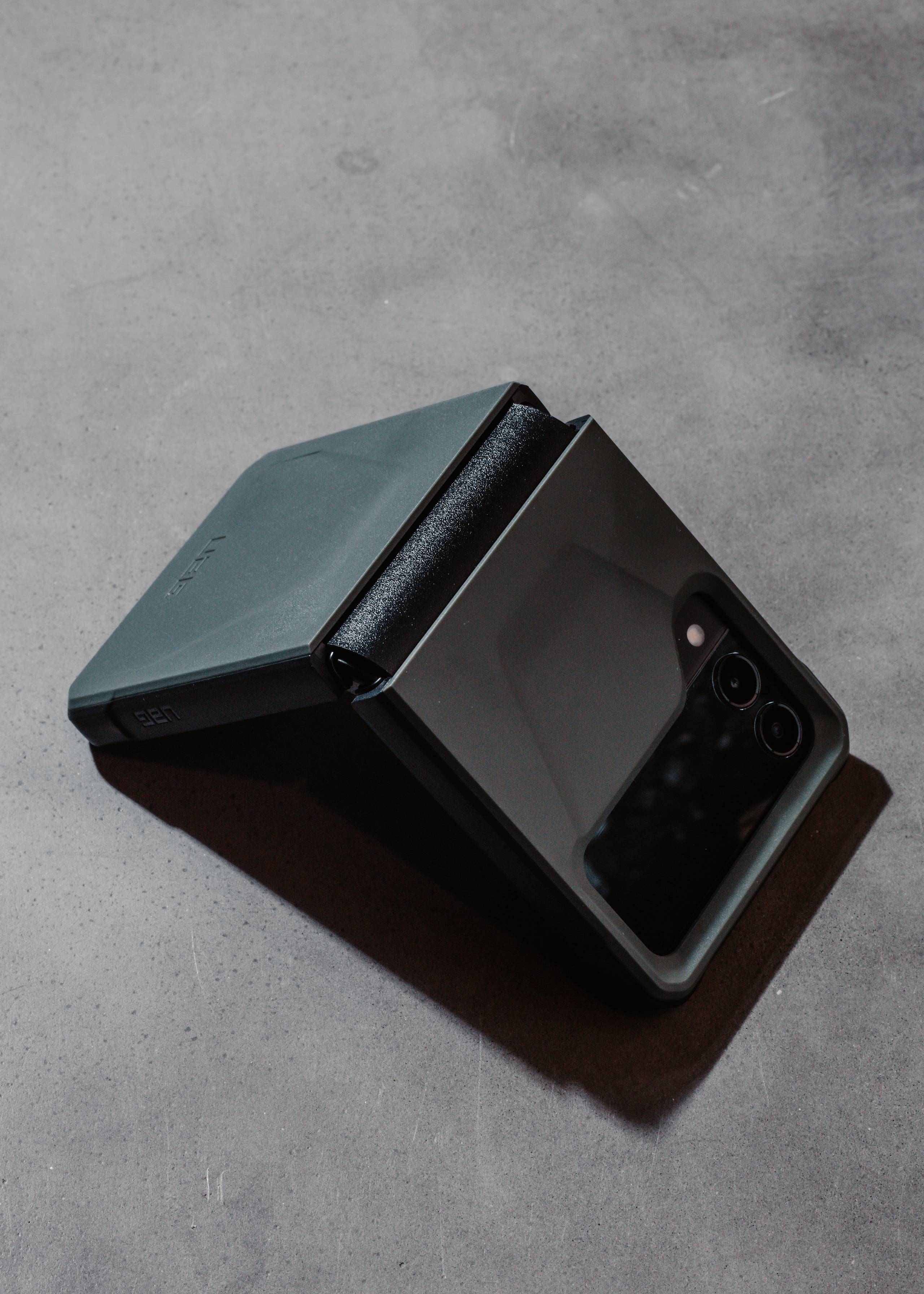 uag-civilian-galaxy-z-flip3-h-lle-schwarz-robust image 4