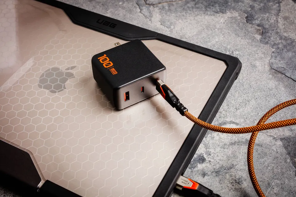 uag-srge-100w-wandladeger-t-3-port-gan-usb-c-usb-a image 1