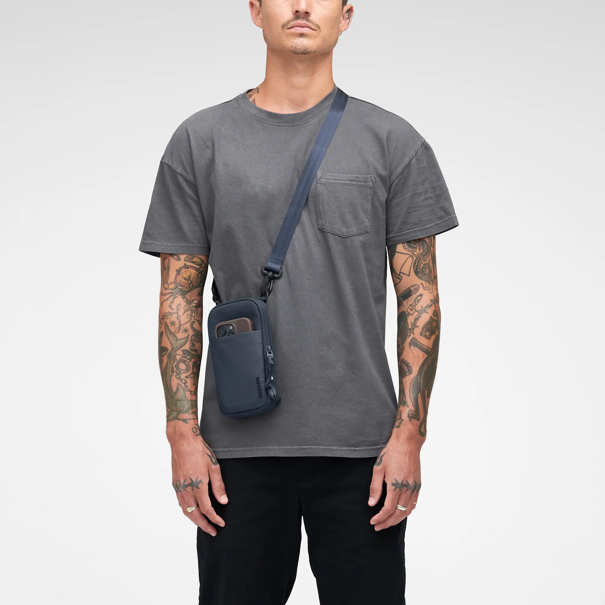 incase-a-r-c-crossbody-tasche-schwarz-recyceltes-polyester image 2