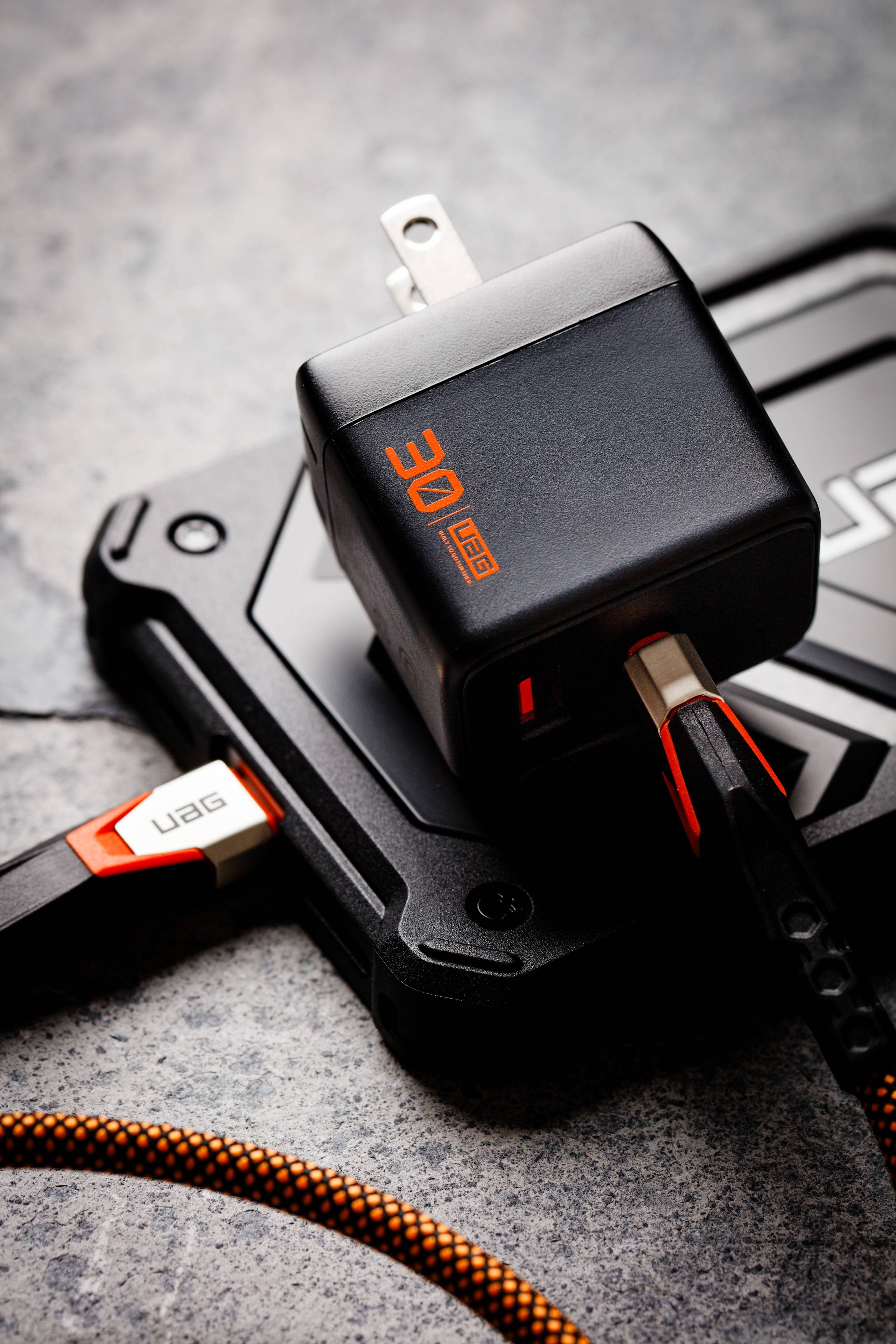 uag-srge-30w-usb-c-ladeger-t-2-port-gan-schnellladen-us image 1
