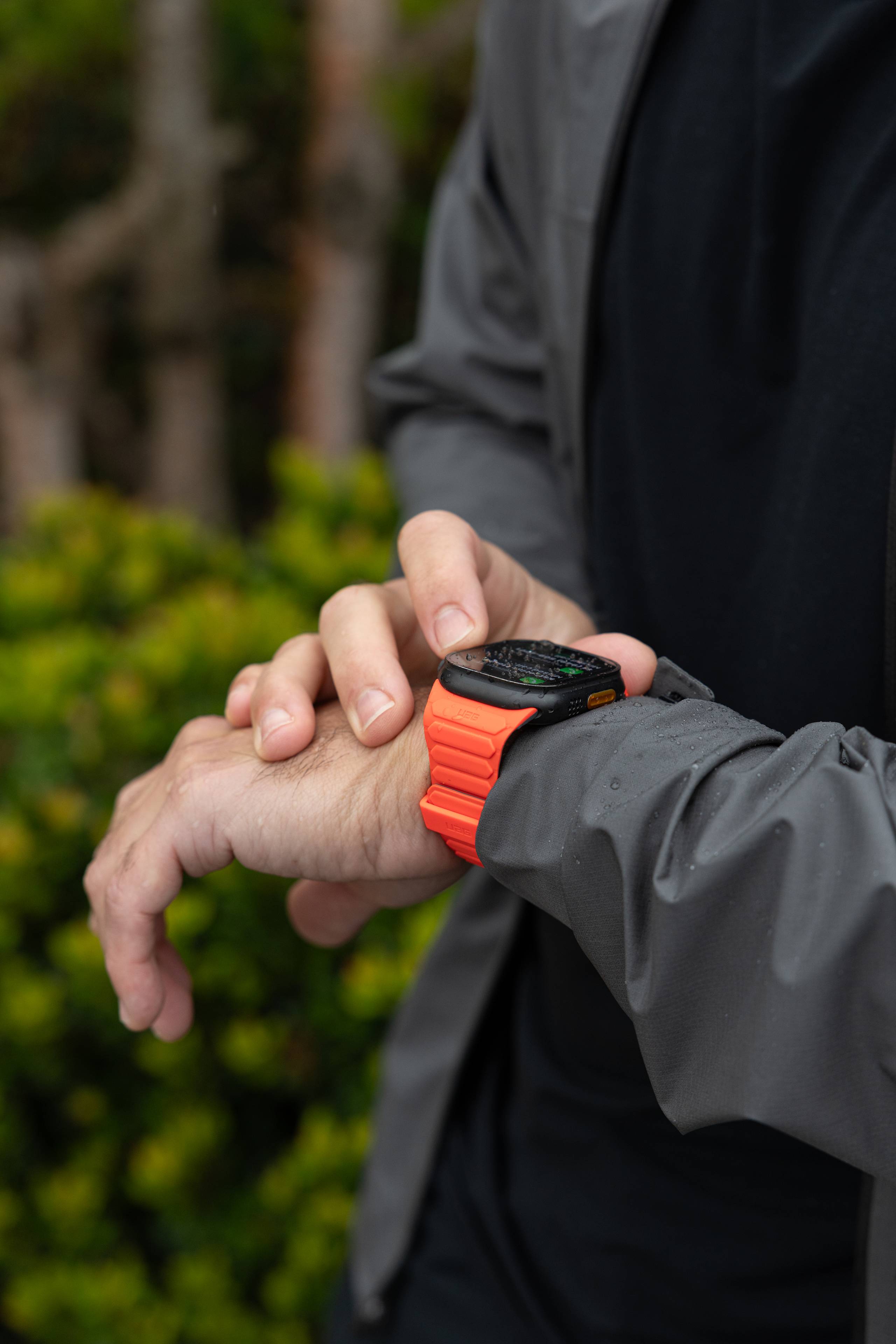 uag-pathfinder-apple-watch-armband-ultra-49mm-silikon-magnetisch image 1