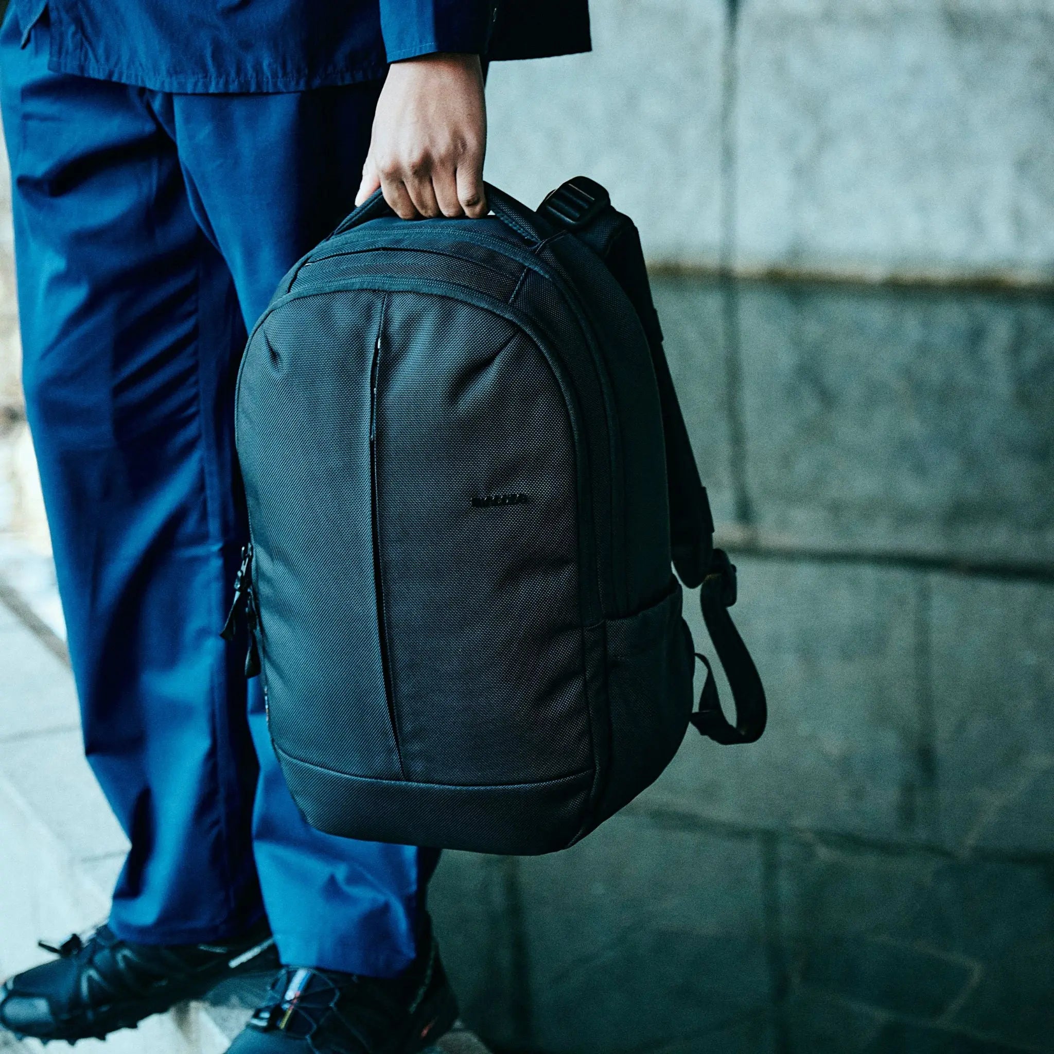 incase-tracks-backpack-18l-laptoprucksack-schwarz-cordura image 2