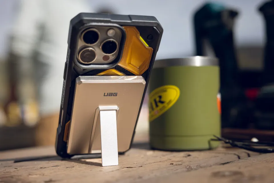 uag-srge-slim-5k-powerbank-5000mah-magsafe-mit-st-nder image 1
