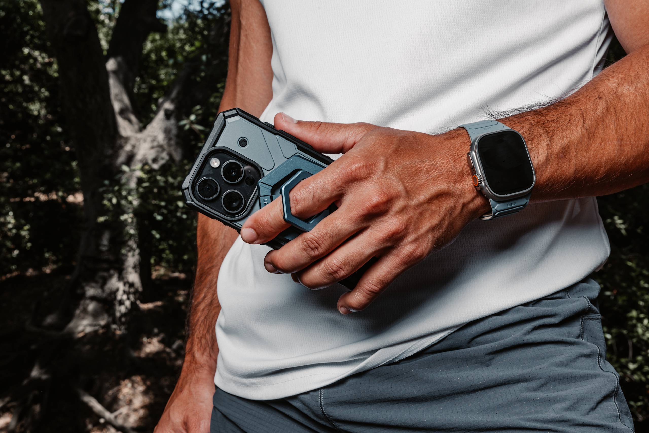 uag-pathfinder-apple-watch-magnet-armband-silikon-2-farbig image 1