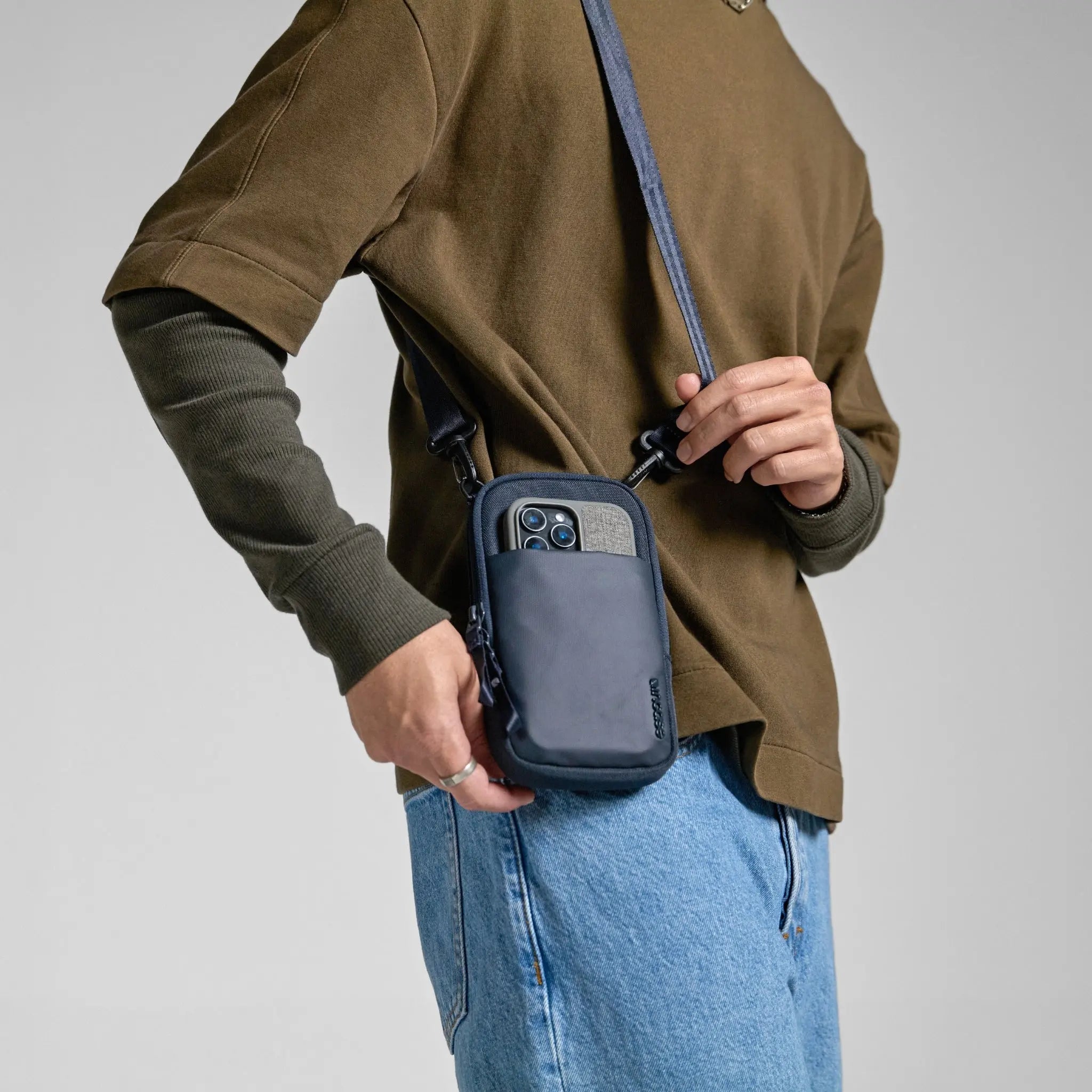 incase-a-r-c-crossbody-tasche-schwarz-recyceltes-polyester image 8