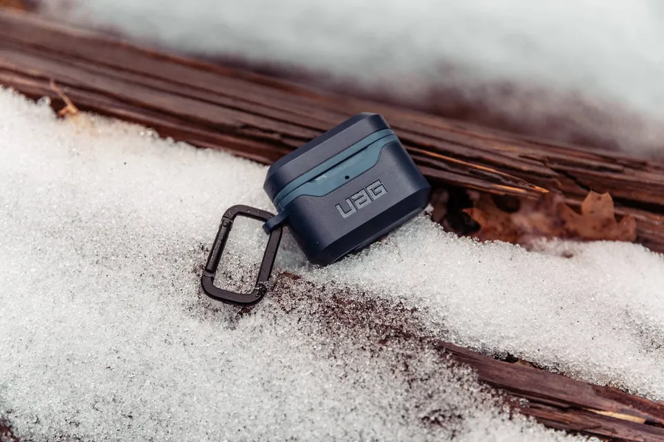 uag-standard-issue-airpods-1-2-hard-case-schwarz-karabiner image 1