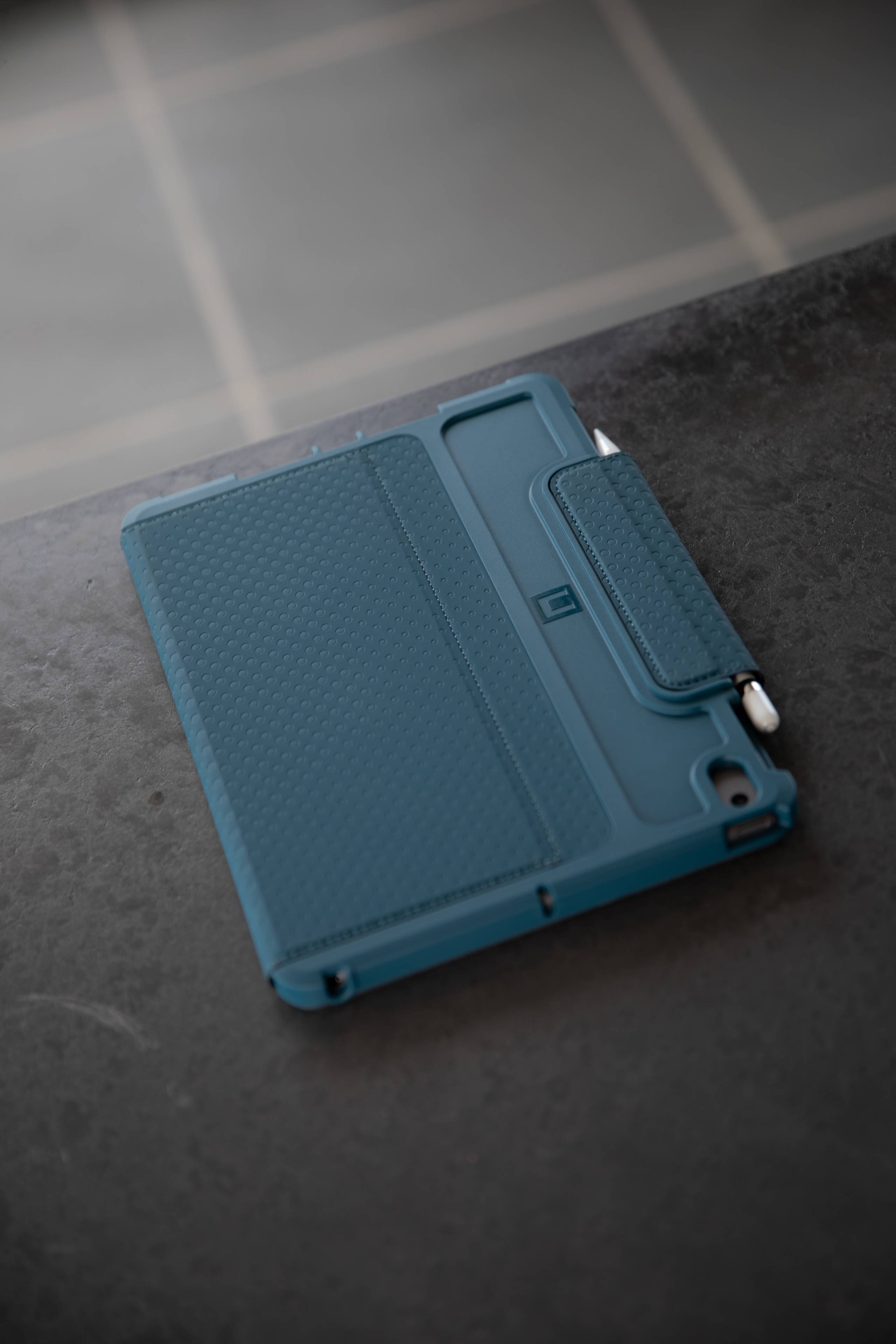 uag-dot-ipad-10-2-7-gen-2019-folio-h-lle image 2