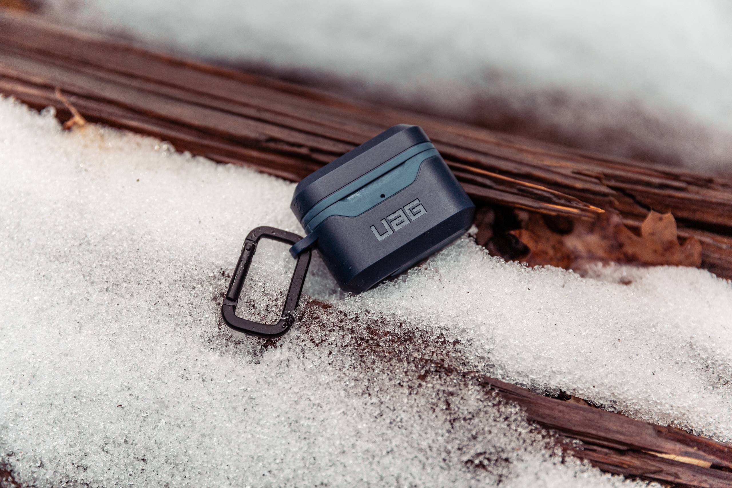 uag-standard-issue-airpods-1-2-hard-case-schwarz-karabiner image 1