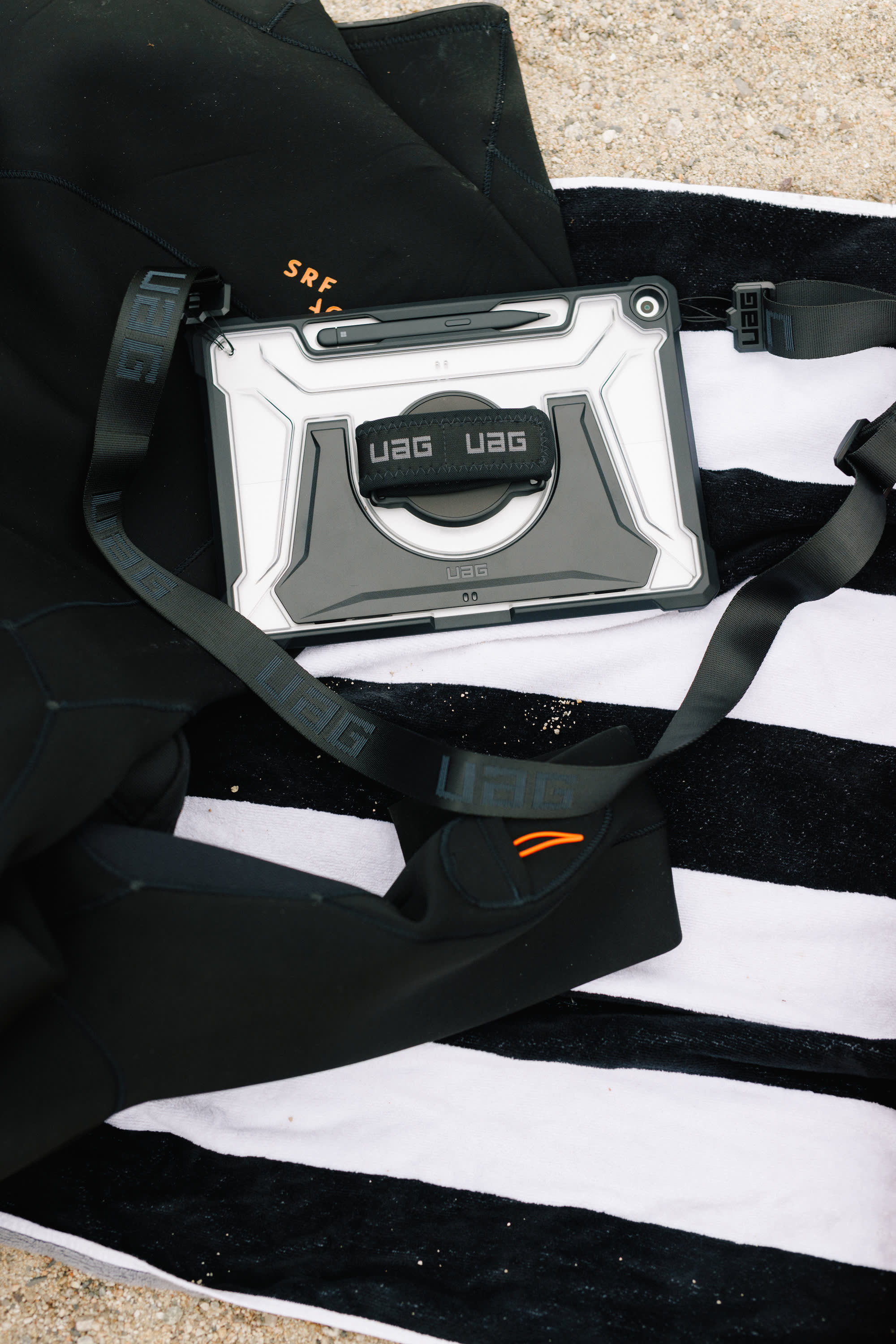 uag-plasma-surface-pro-12-h-lle-mit-st-nder-handschlaufe image 3