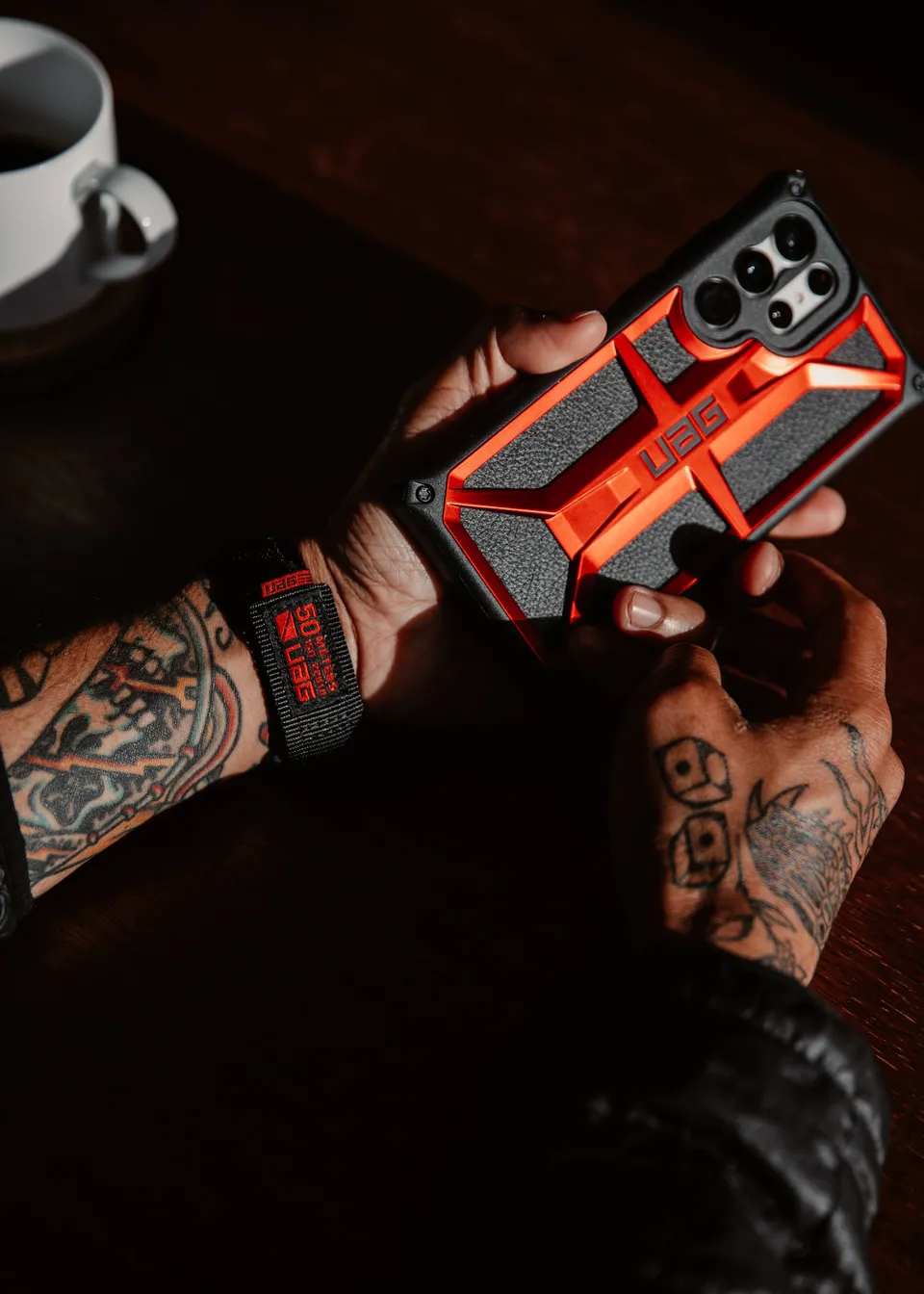 uag-monarch-galaxy-s22-5g-h-lle-schwarz-robust-mit-leder-6m-falls image 1