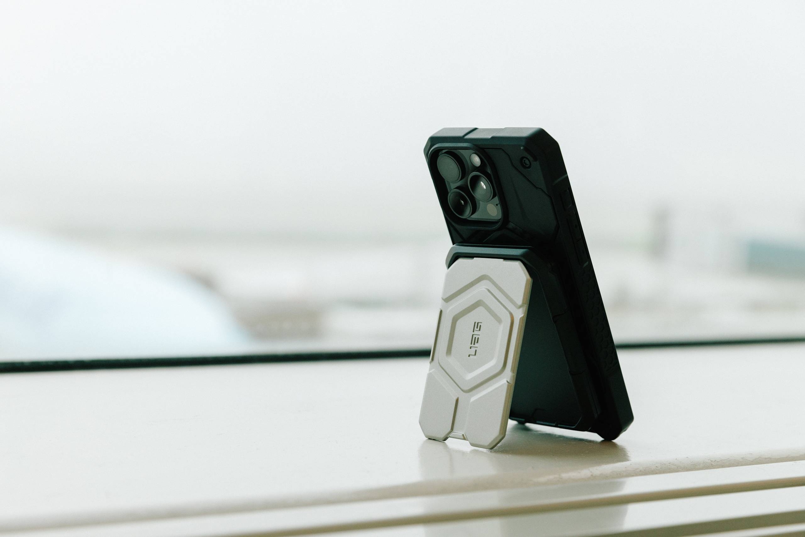 uag-metropolis-magnetic-wallet-stand-kartenhalter-rfid image 2
