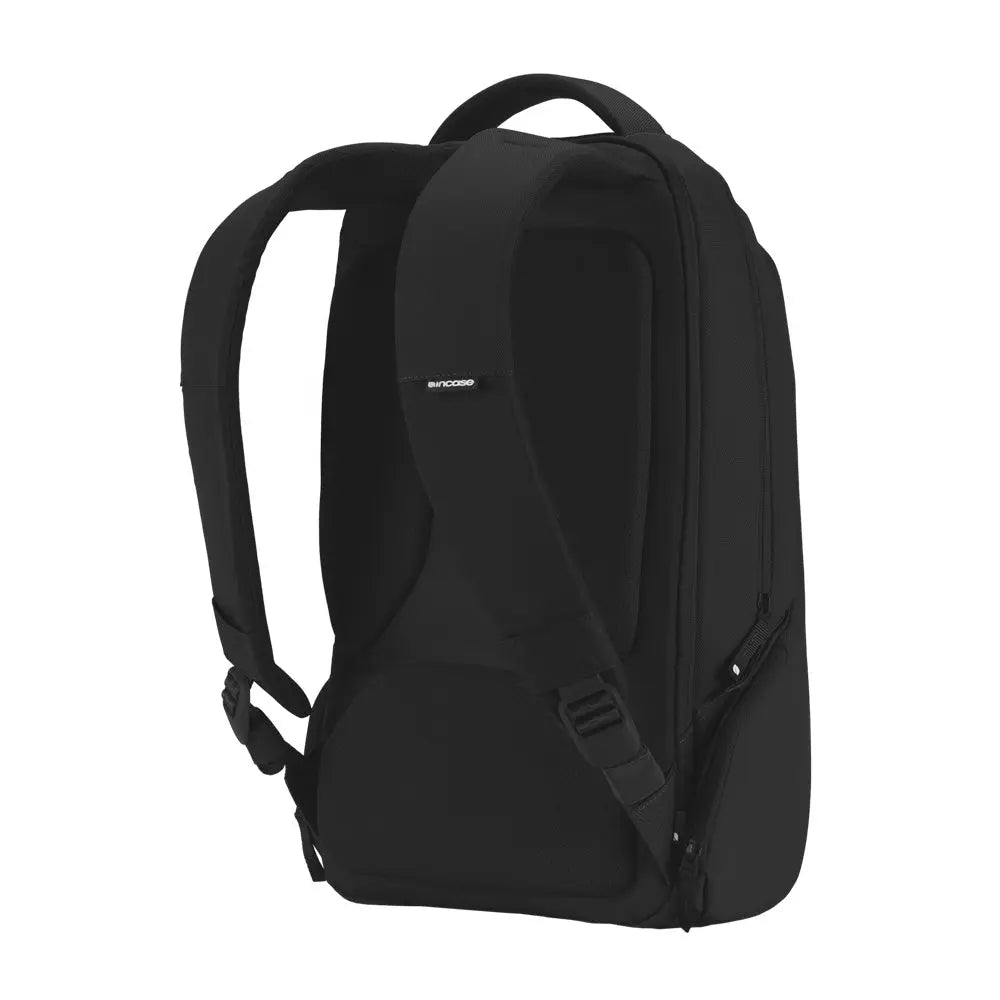 incase-icon-slim-backpack-19l-rucksack-schwarz-laptop image 8