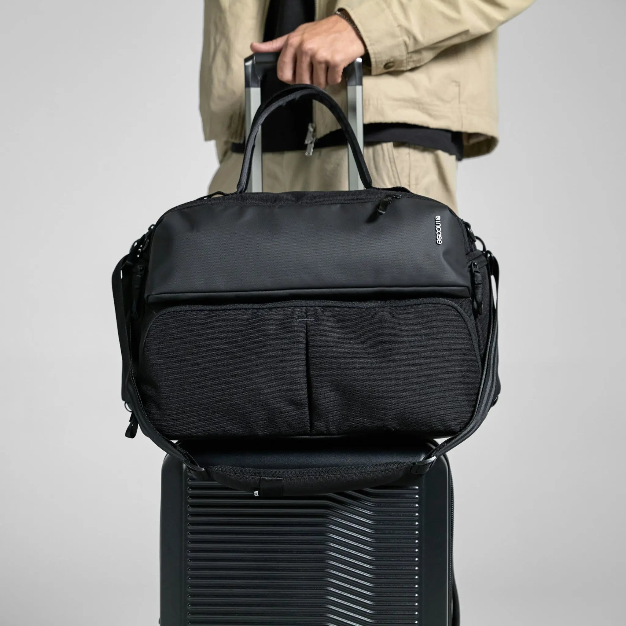 incase-a-r-c-duffel-reisetasche-40l-schwarz-laptop-16-zoll image 7