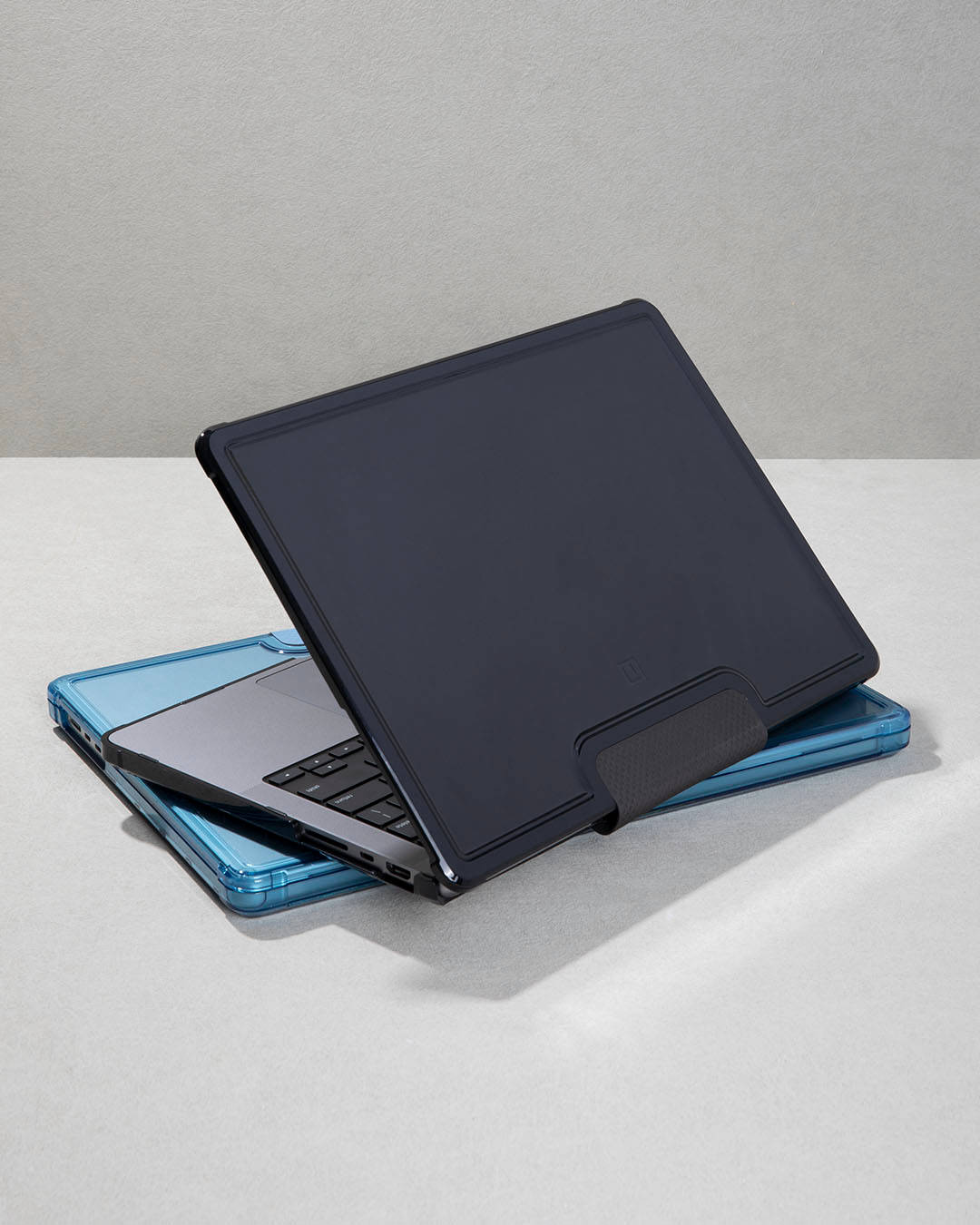uag-lucent-macbook-pro-14-zoll-case-transparent-m5-m4-m3 image 1