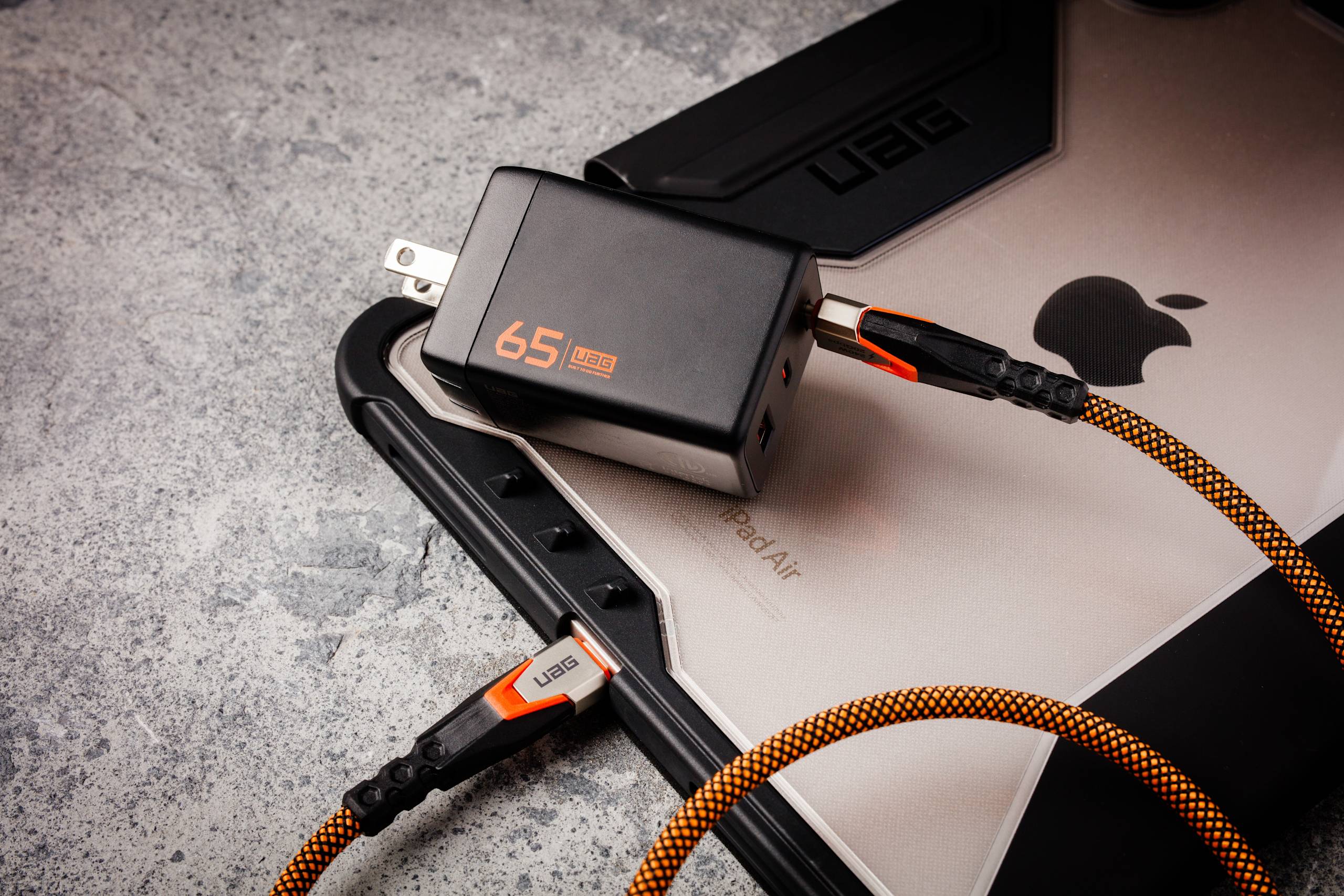 uag-srge-65w-ladeger-t-gan-3-port-usb-c-usb-a-netzteil image 1