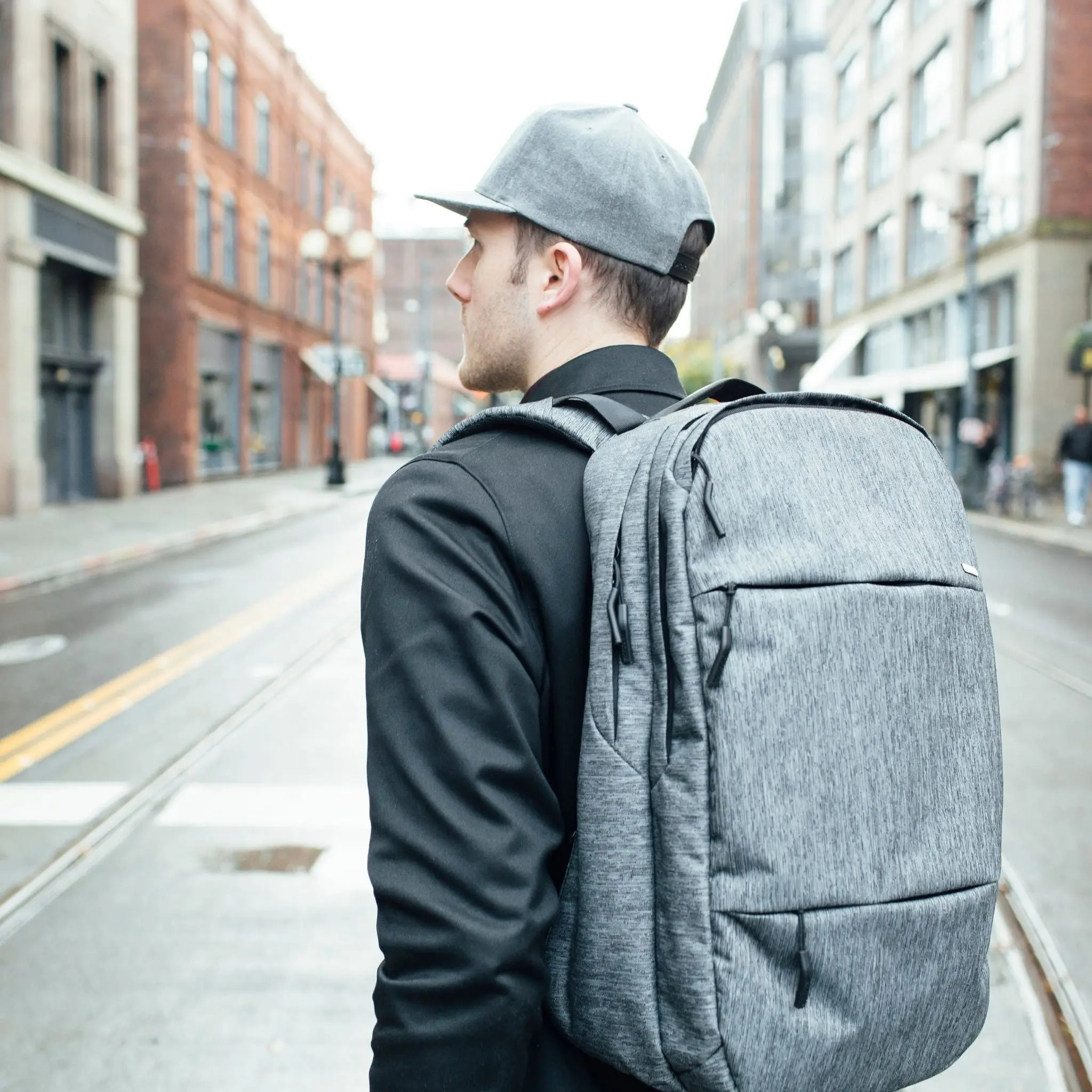 incase-city-rucksack-24l-schwarz-laptop-16-zoll image 2