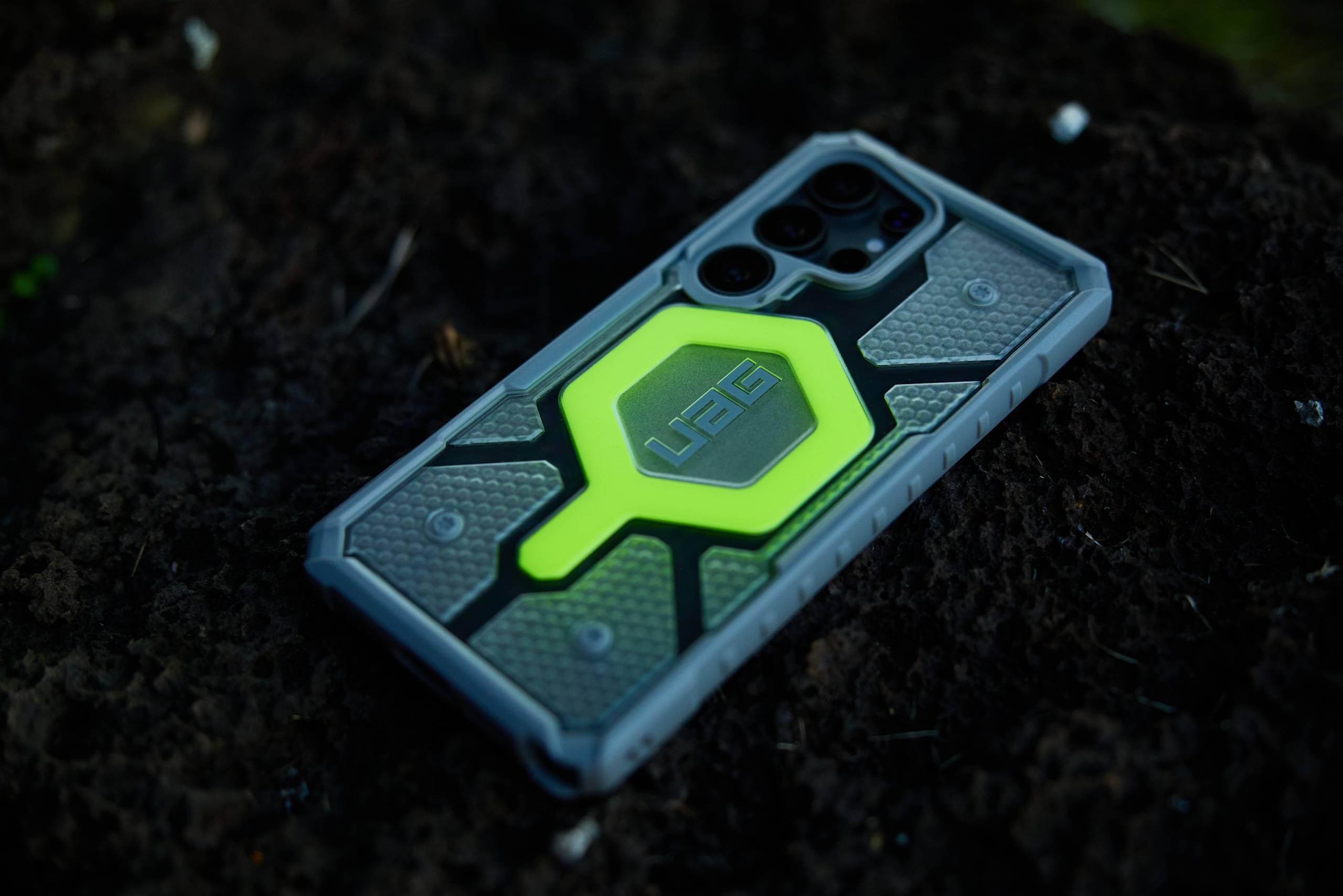 uag-pathfinder-clear-s25-ultra-h-lle-neon-lanyard image 2