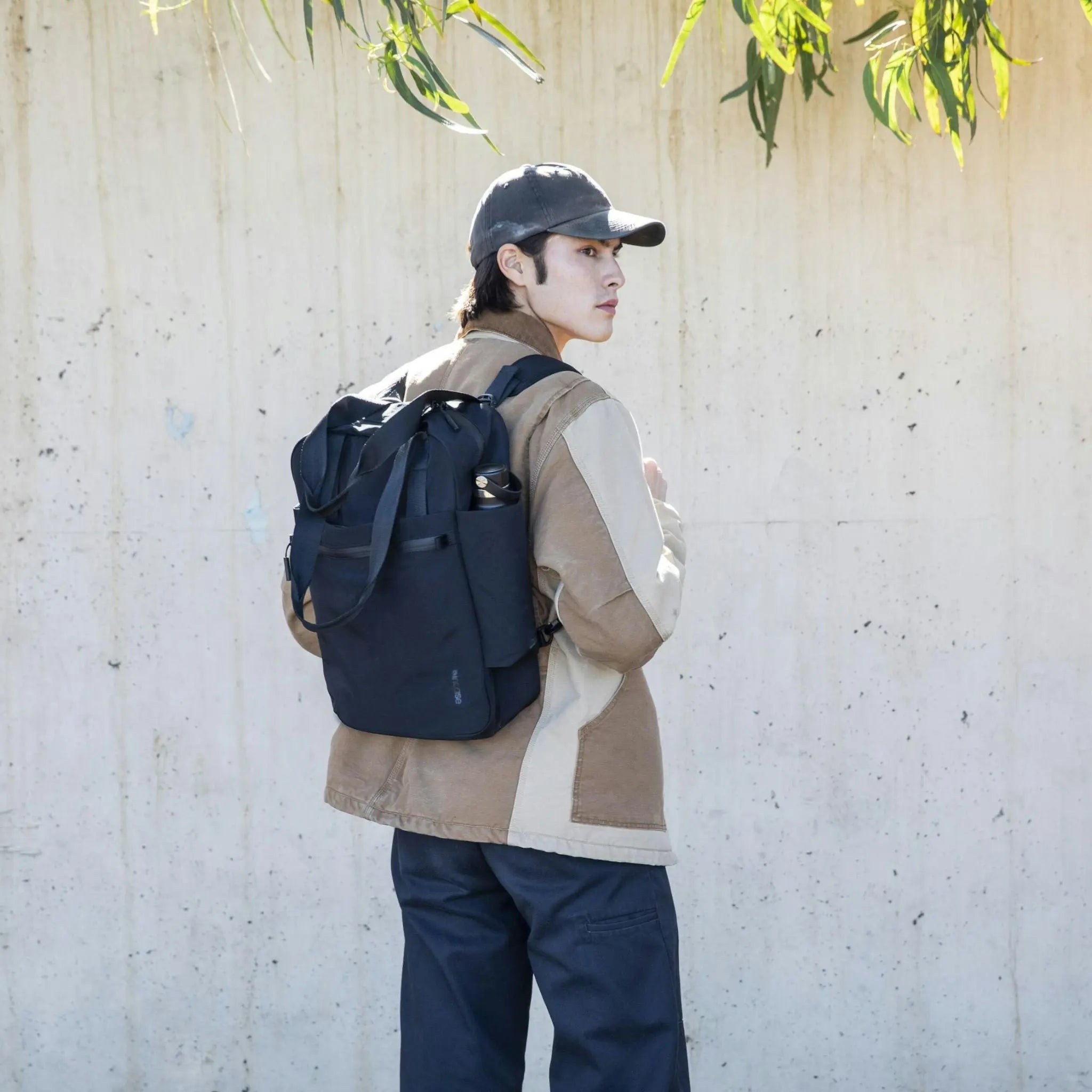 incase-transfer-two-way-tote-15l-schwarz-laptop image 2