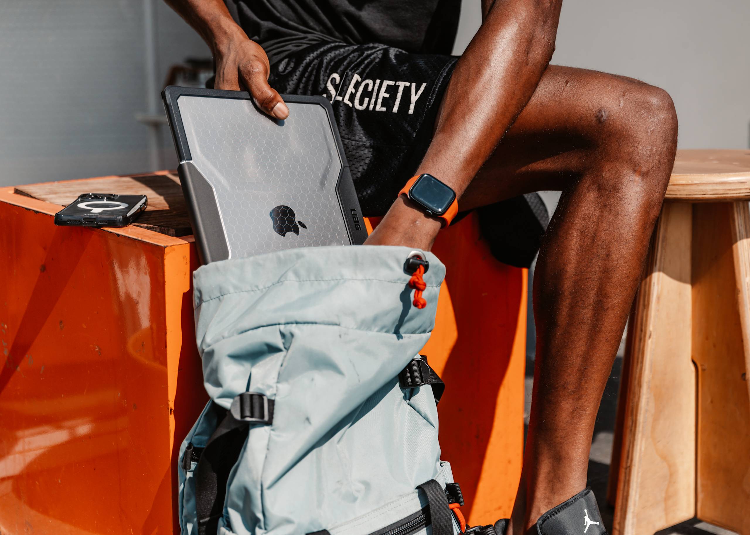 uag-plyo-macbook-pro-14-h-lle-m5-m4-m3-transparent-eis image 2