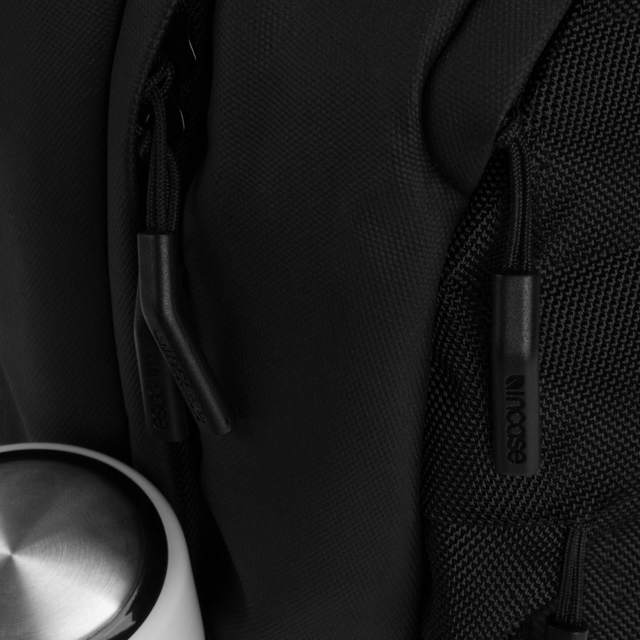incase-city-compact-rucksack-18l-black-translucent-16-zoll-laptop image 7