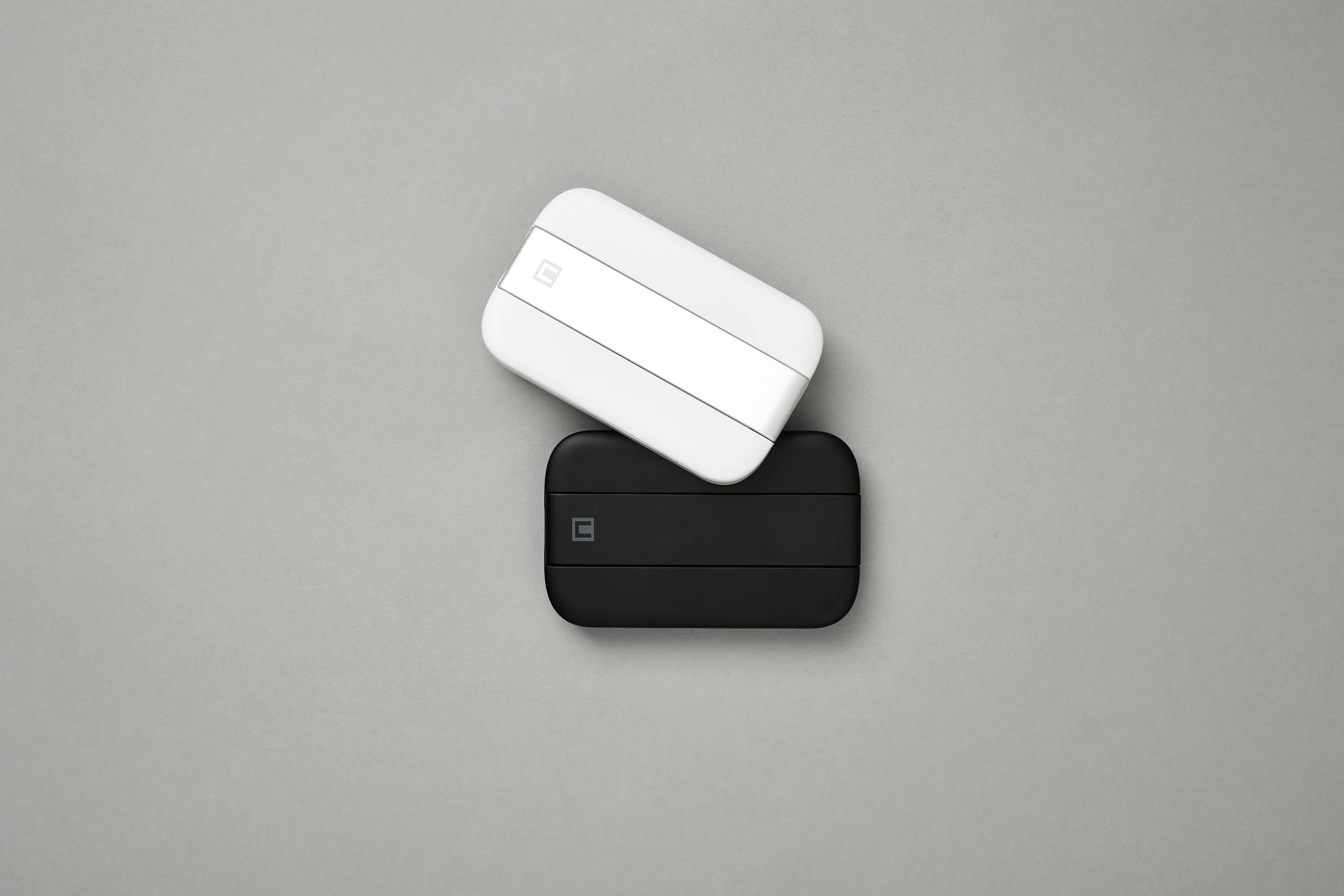 uag-lucent-power-kickstand-powerbank-4000-mah-magsafe image 2