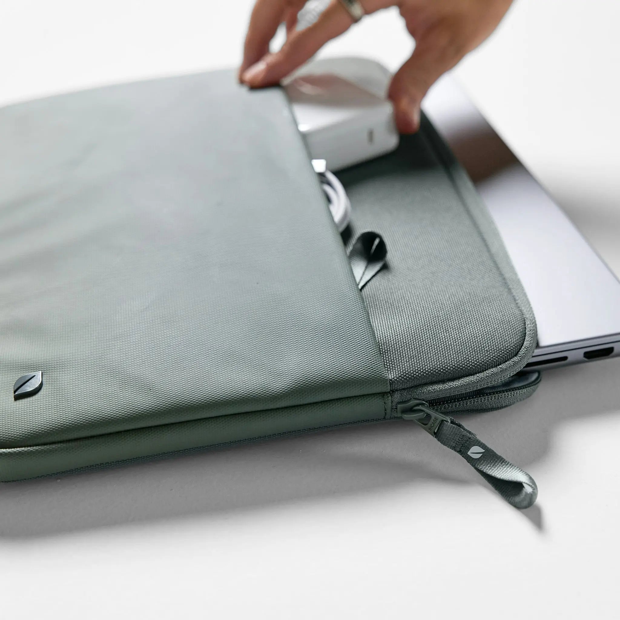 incase-a-r-c-sleeve-16-zoll-laptop-h-lle-schwarz-recycled image 6