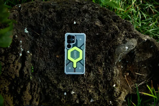 uag-pathfinder-clear-s25-ultra-h-lle-neon-lanyard image 1