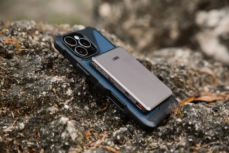 uag-srge-slim-5k-powerbank-magsafe-5000mah image 1