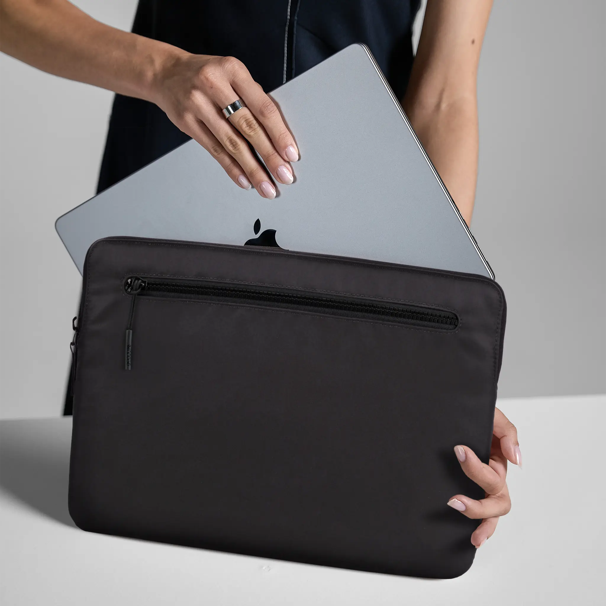 incase-compact-sleeve-14-zoll-laptop-h-lle-schwarz-nylon image 2