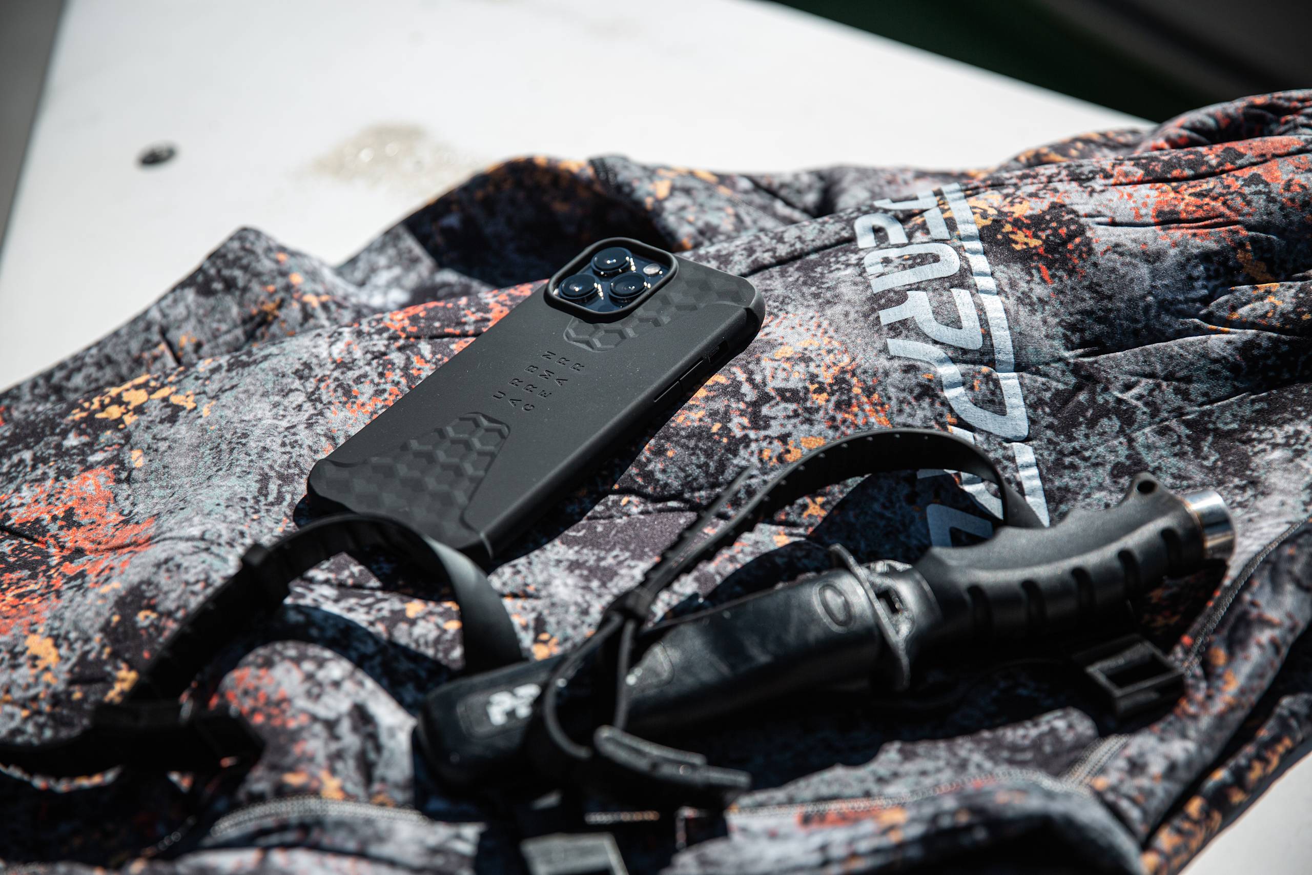 uag-standard-issue-iphone-13-h-lle-silikon-schwarz image 3