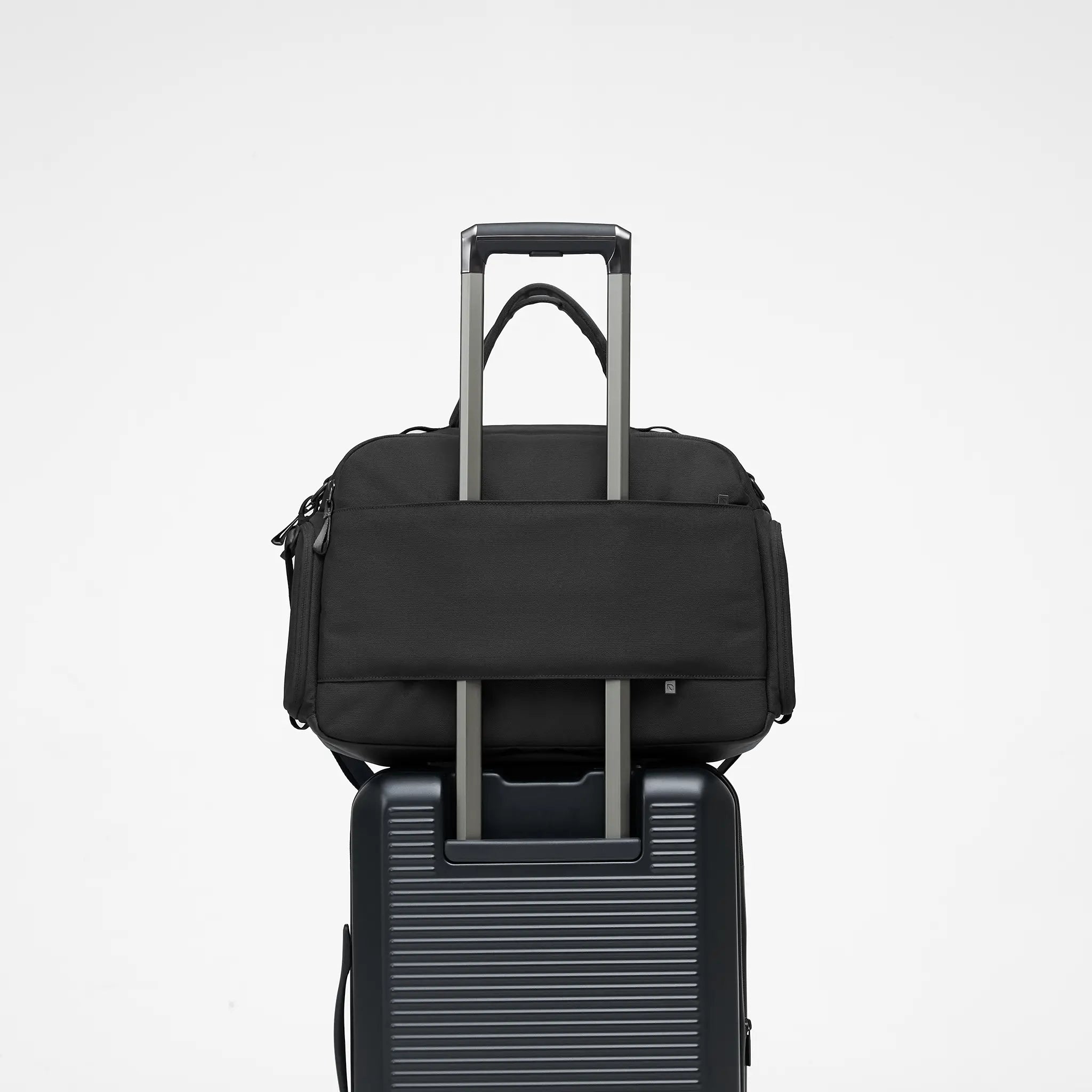 incase-a-r-c-duffel-reisetasche-40l-schwarz-laptop-16-zoll image 5