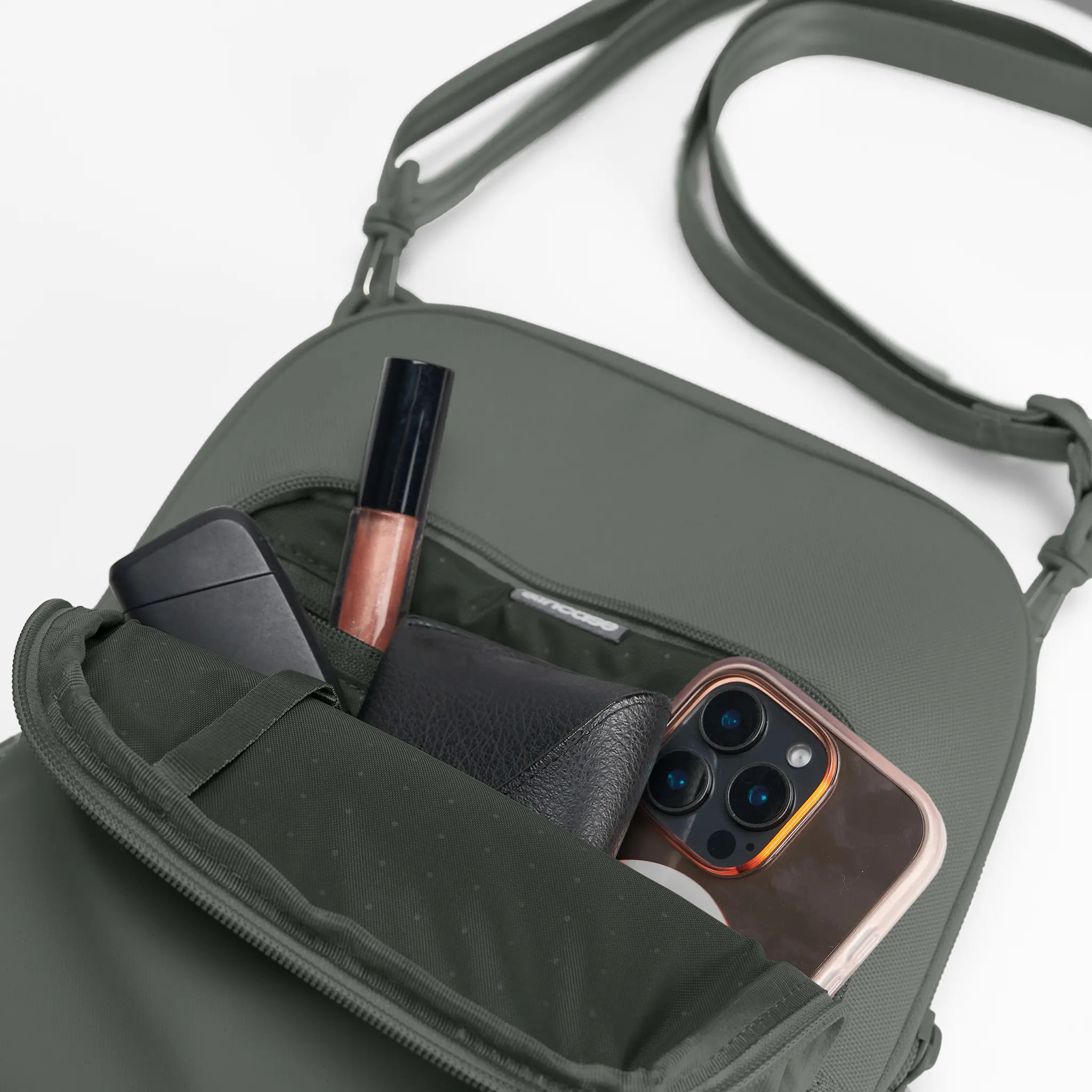 incase-a-r-c-crossbody-bag-umh-ngetasche-schwarz-11-zoll image 5