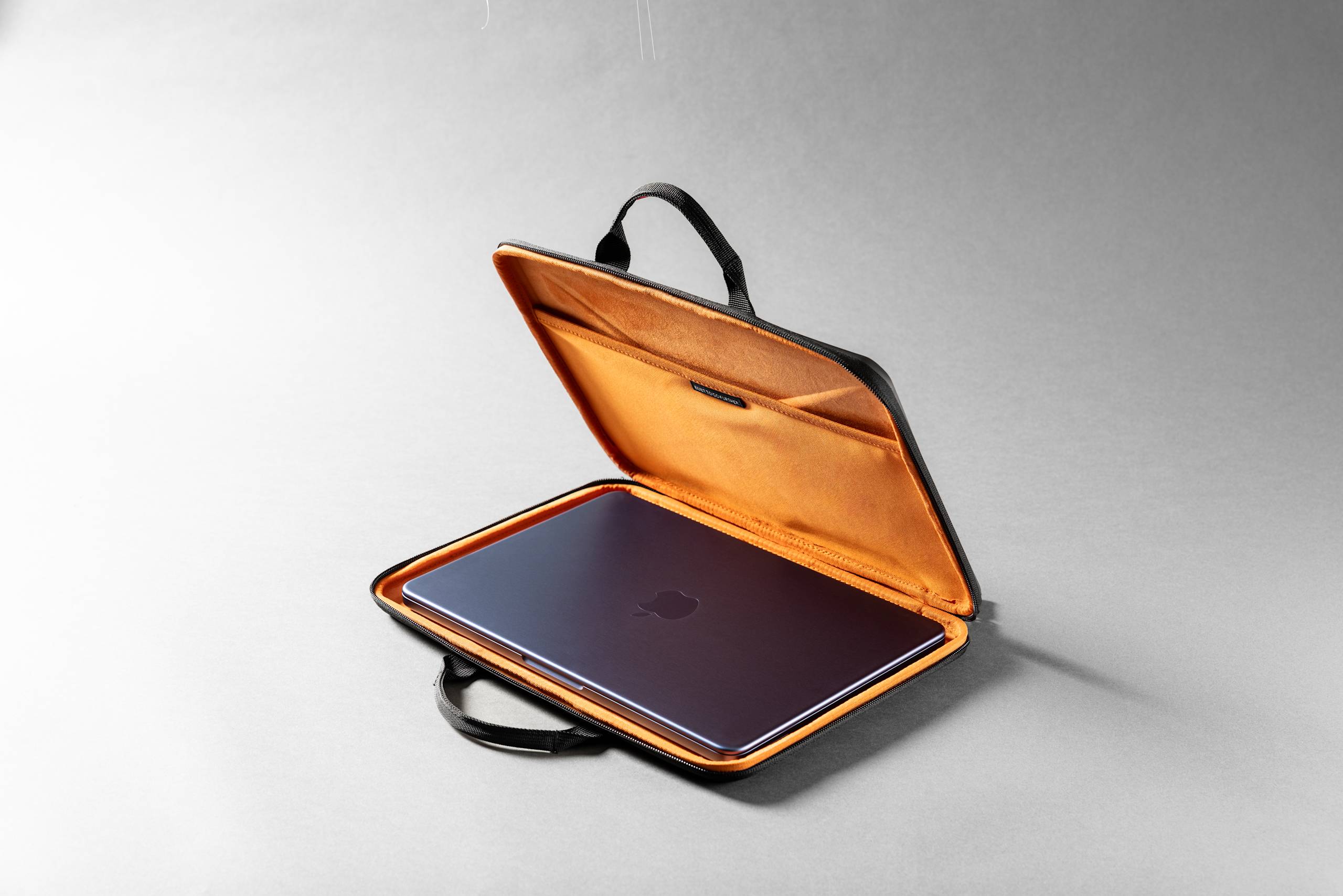 uag-civilian-laptop-sleeve-16-zoll-grau-sto-fest-mit-griff image 4