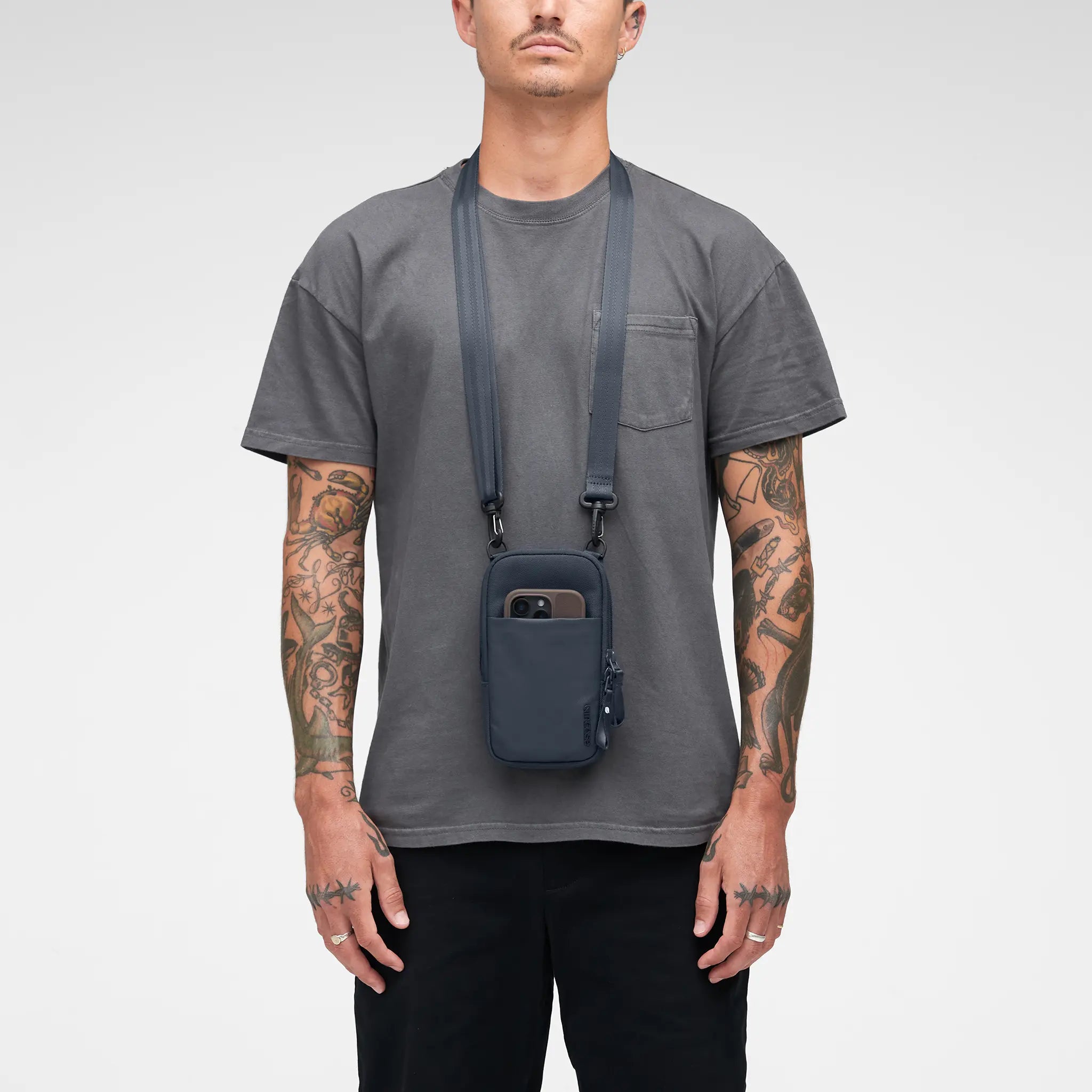 incase-a-r-c-crossbody-tasche-schwarz-recyceltes-polyester image 7
