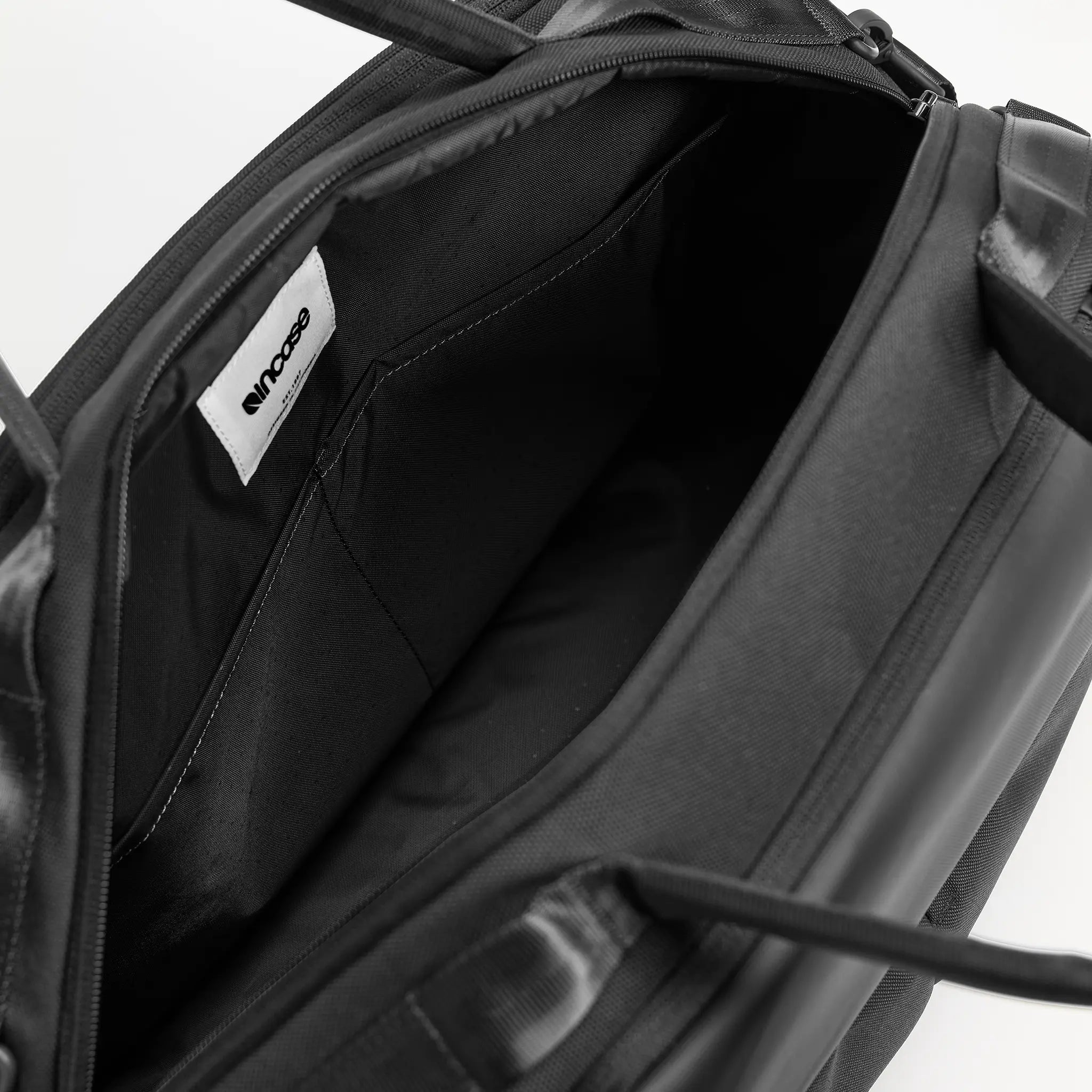 incase-a-r-c-duffel-reisetasche-40l-schwarz-laptop-16-zoll image 6