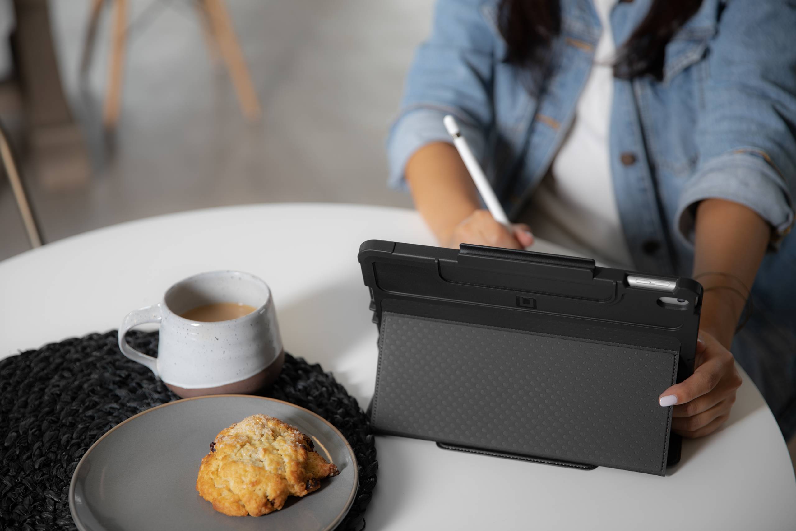 uag-dot-ipad-10-2-7-gen-2019-folio-h-lle image 5