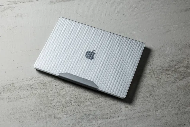uag-essential-armor-macbook-pro-14-zoll-h-lle-transparent image 1