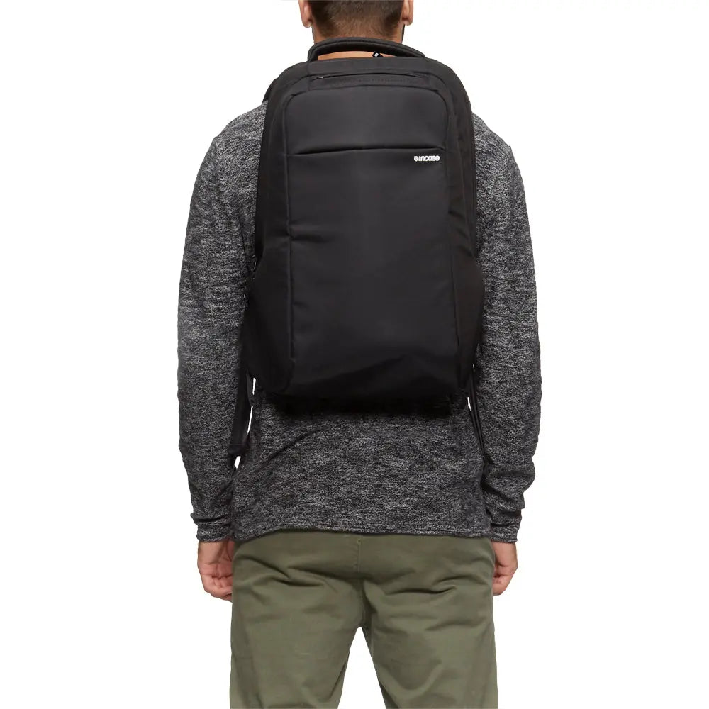 incase-icon-slim-backpack-19l-rucksack-schwarz-laptop image 2