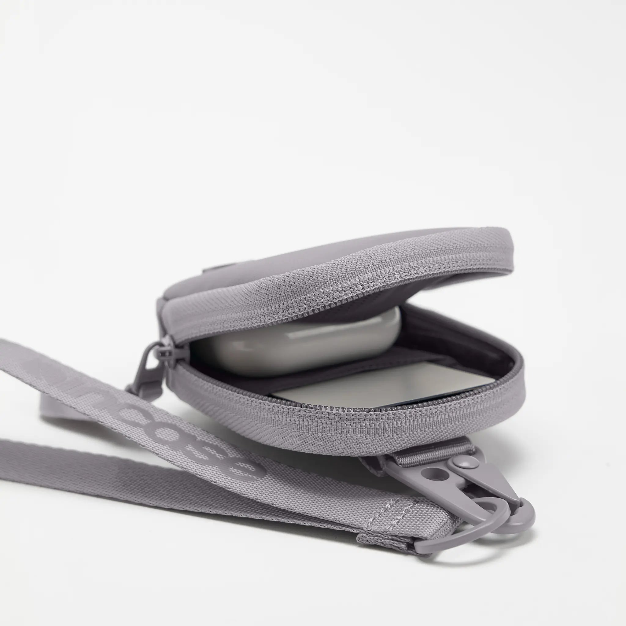 incase-a-r-c-compact-pouch-schwarz-recyceltes-polyester image 6