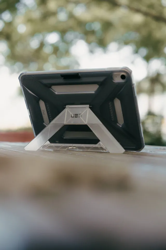 uag-scout-plus-ipad-10-9-tablet-h-lle-mit-st-nder-robust image 1