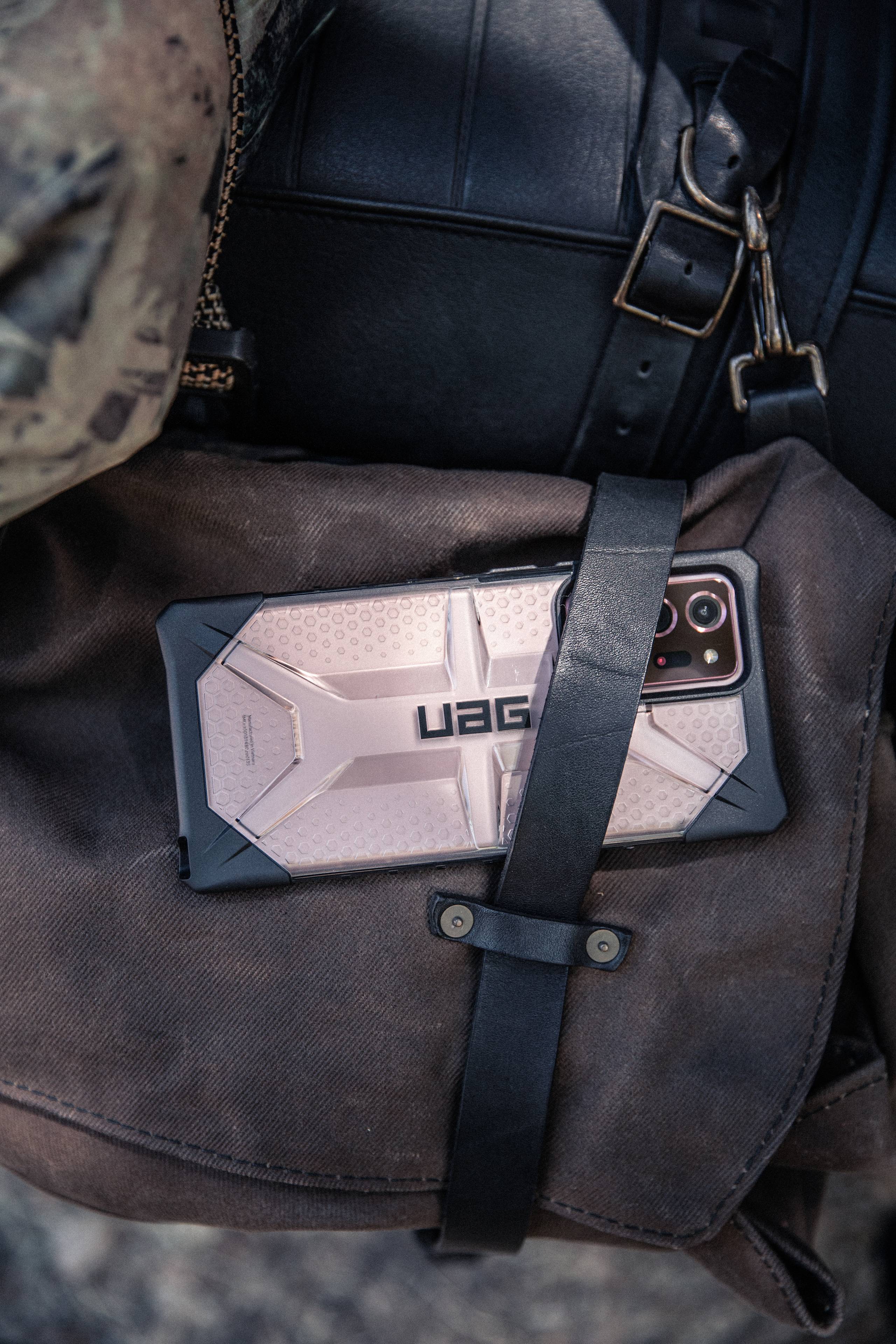 uag-plasma-galaxy-note20-h-lle-transparent-wabenmuster image 3