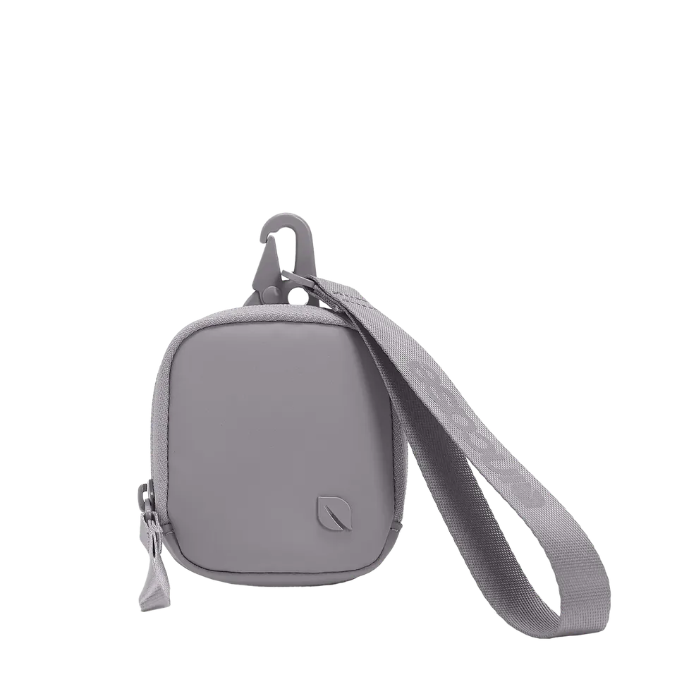 incase-a-r-c-compact-pouch-schwarz-recyceltes-polyester image 1