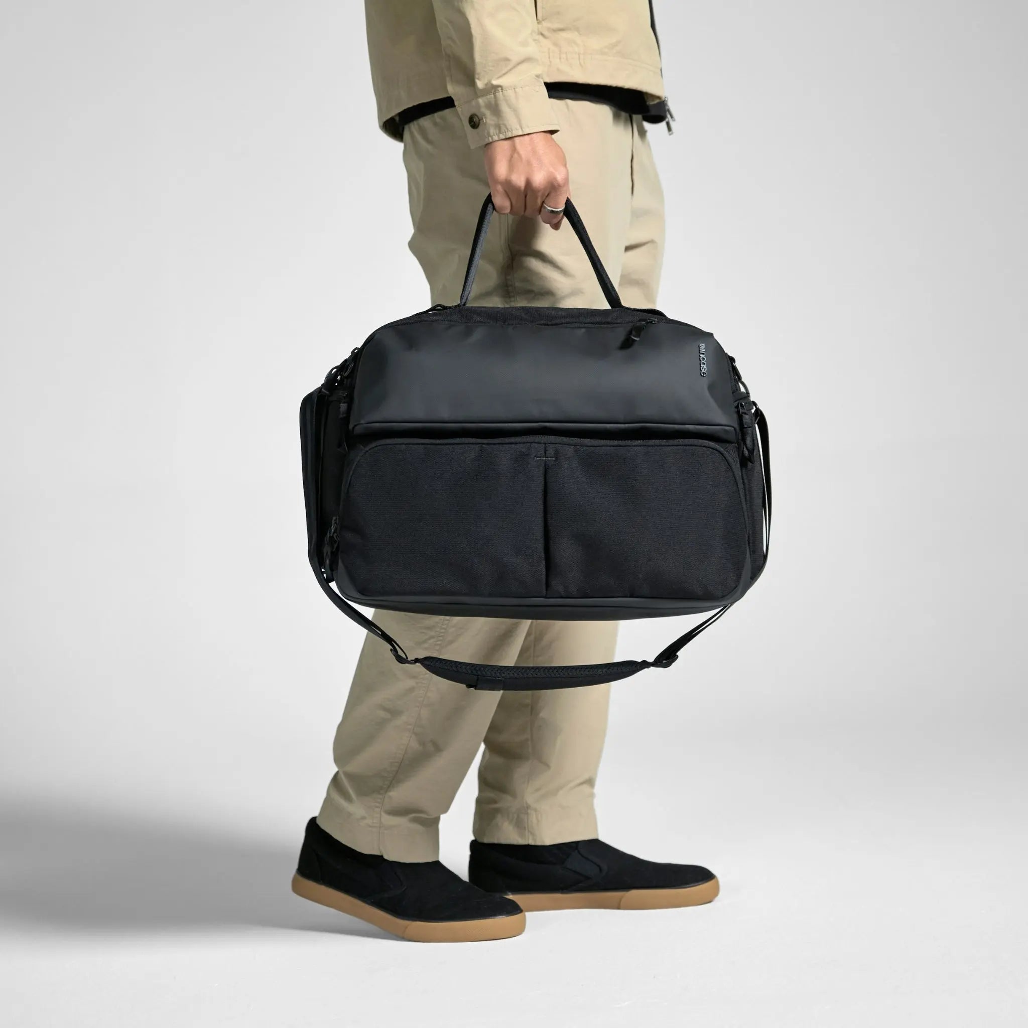 incase-a-r-c-duffel-reisetasche-40l-schwarz-laptop-16-zoll image 2