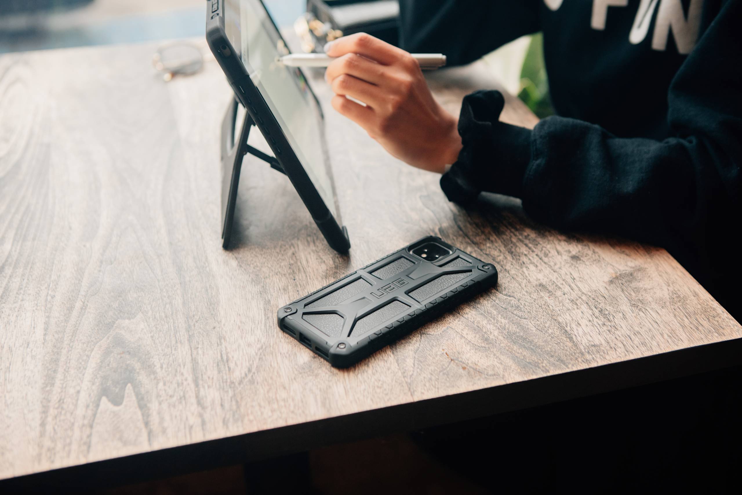 uag-monarch-google-pixel-4-h-lle-schwarz-leder image 3