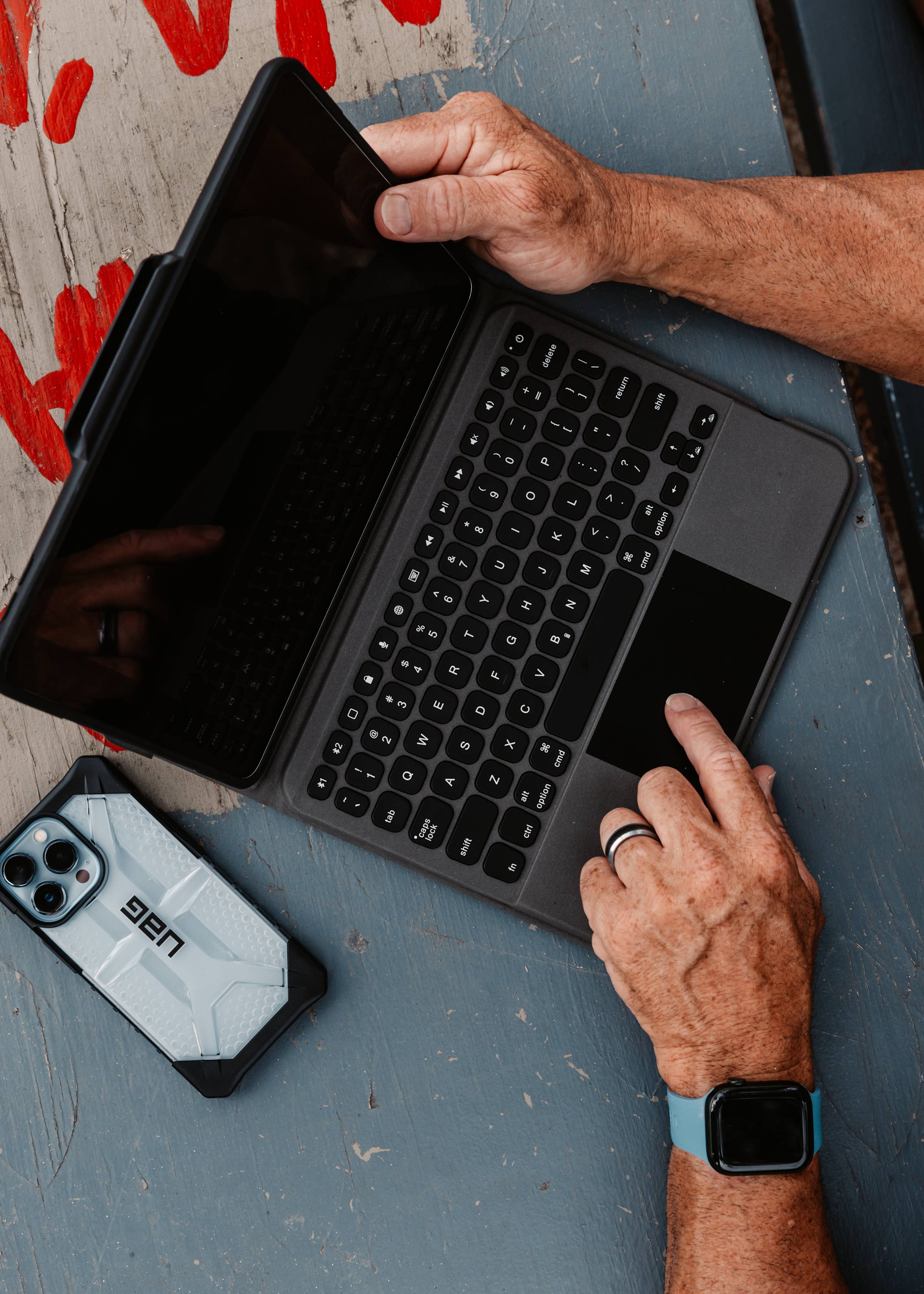 uag-metropolis-se-ipad-11-2025-tastaturh-lle-trackpad-beleuchtet image 3