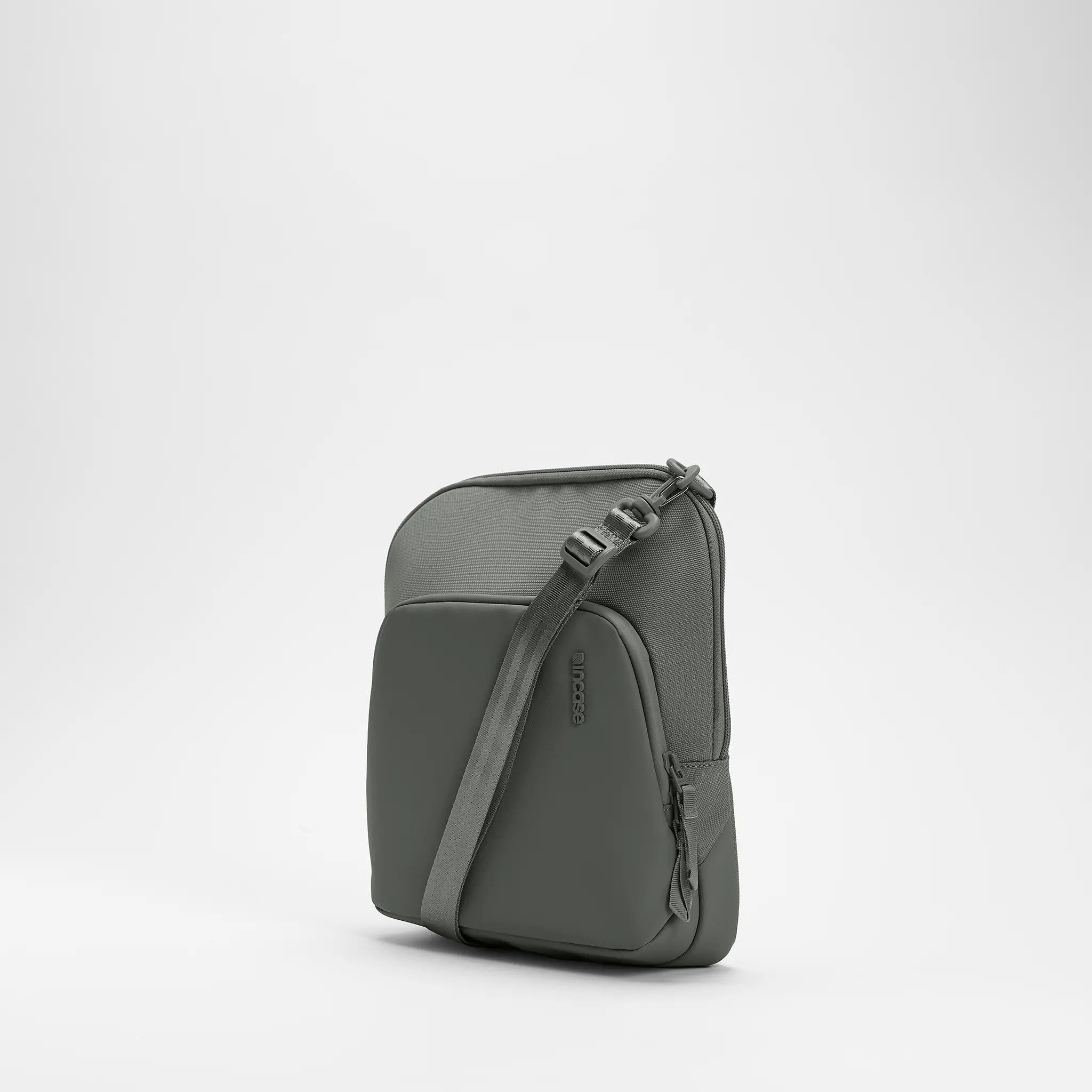 incase-a-r-c-crossbody-bag-umh-ngetasche-schwarz-11-zoll image 7