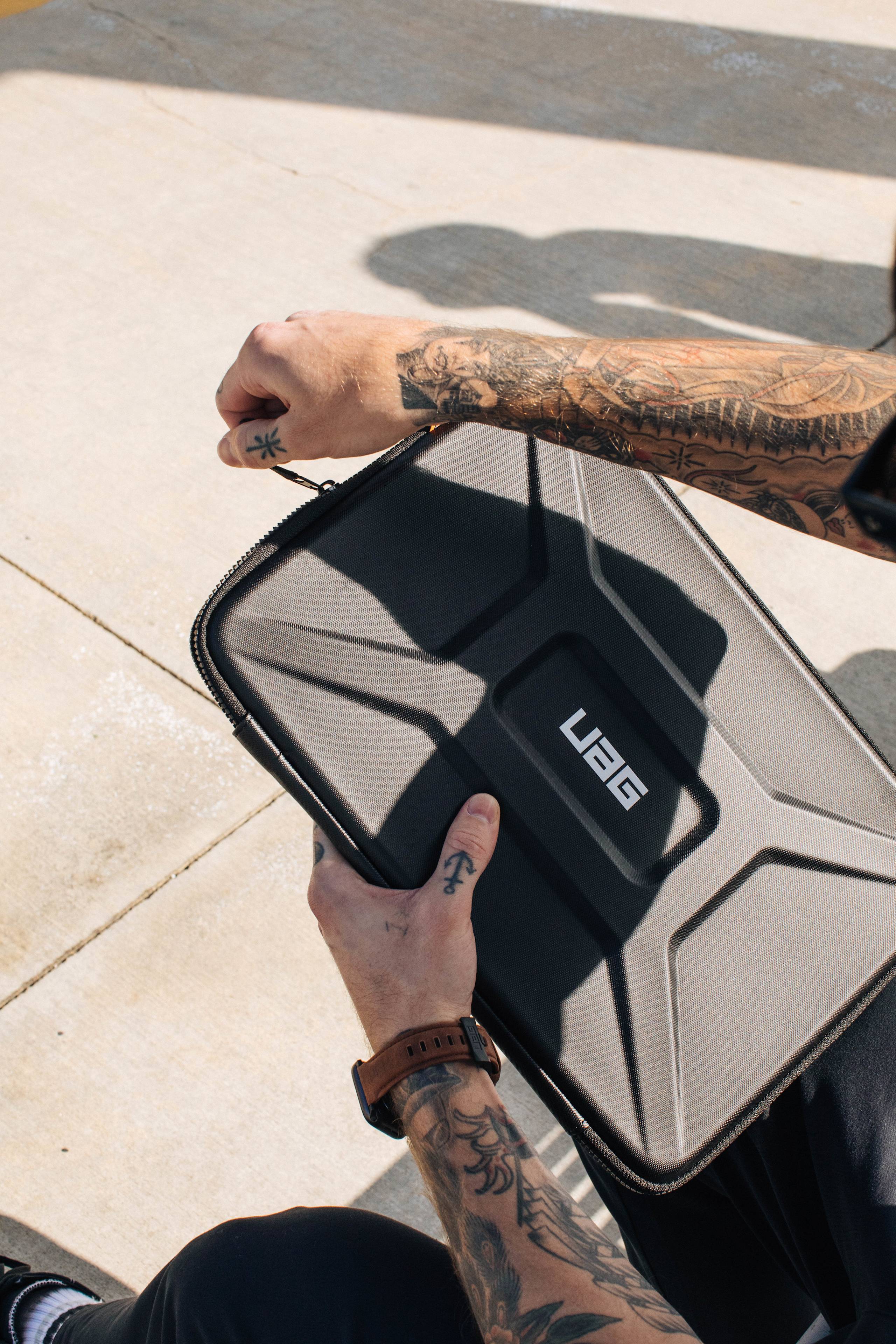 uag-mouve-sleeve-16-zoll-laptoptasche-robust-schwarz image 3
