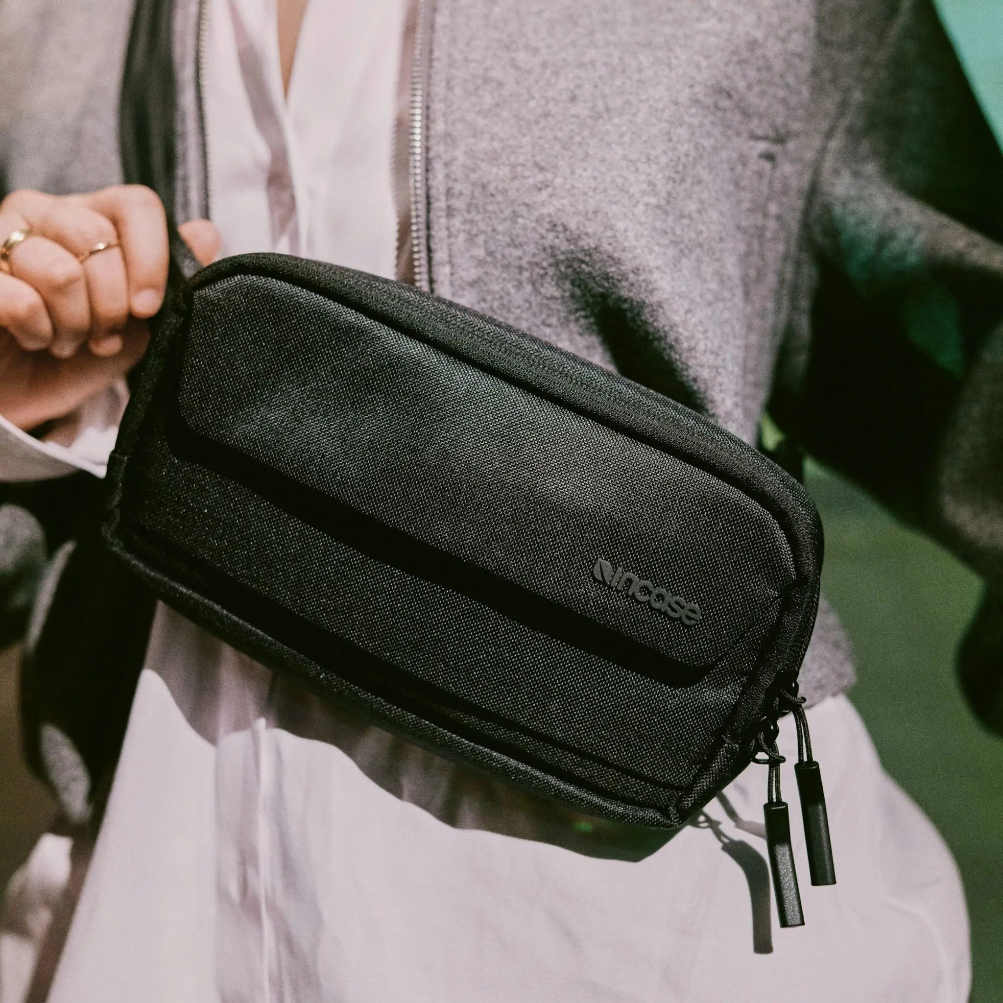 incase-crosstown-sling-umh-ngetasche-black-translucent-woolenex image 5