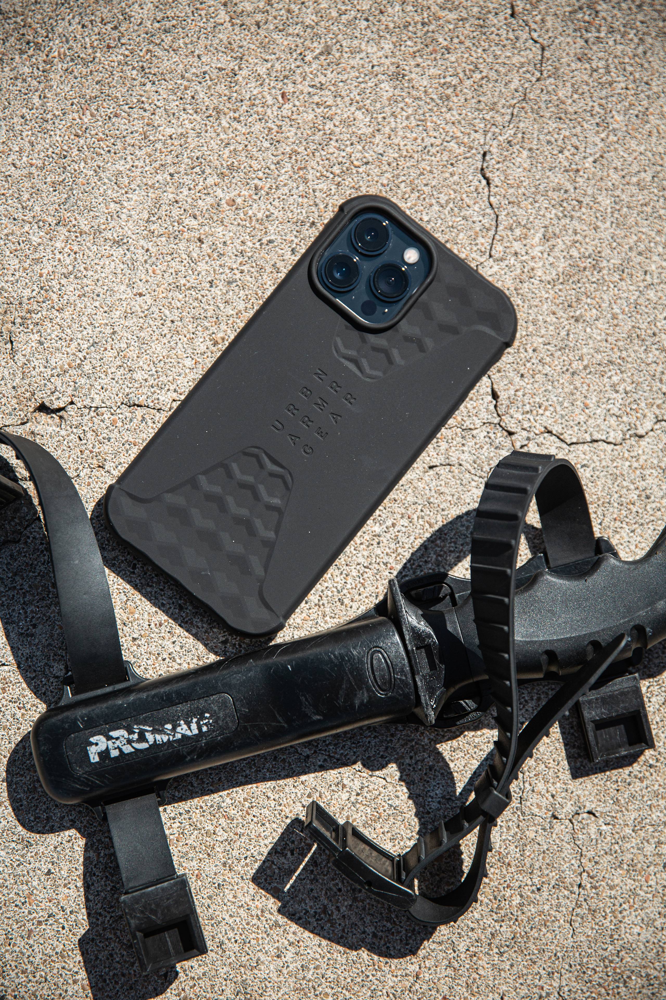 uag-standard-issue-iphone-13-pro-handyh-lle-silikon-sto-fest image 1