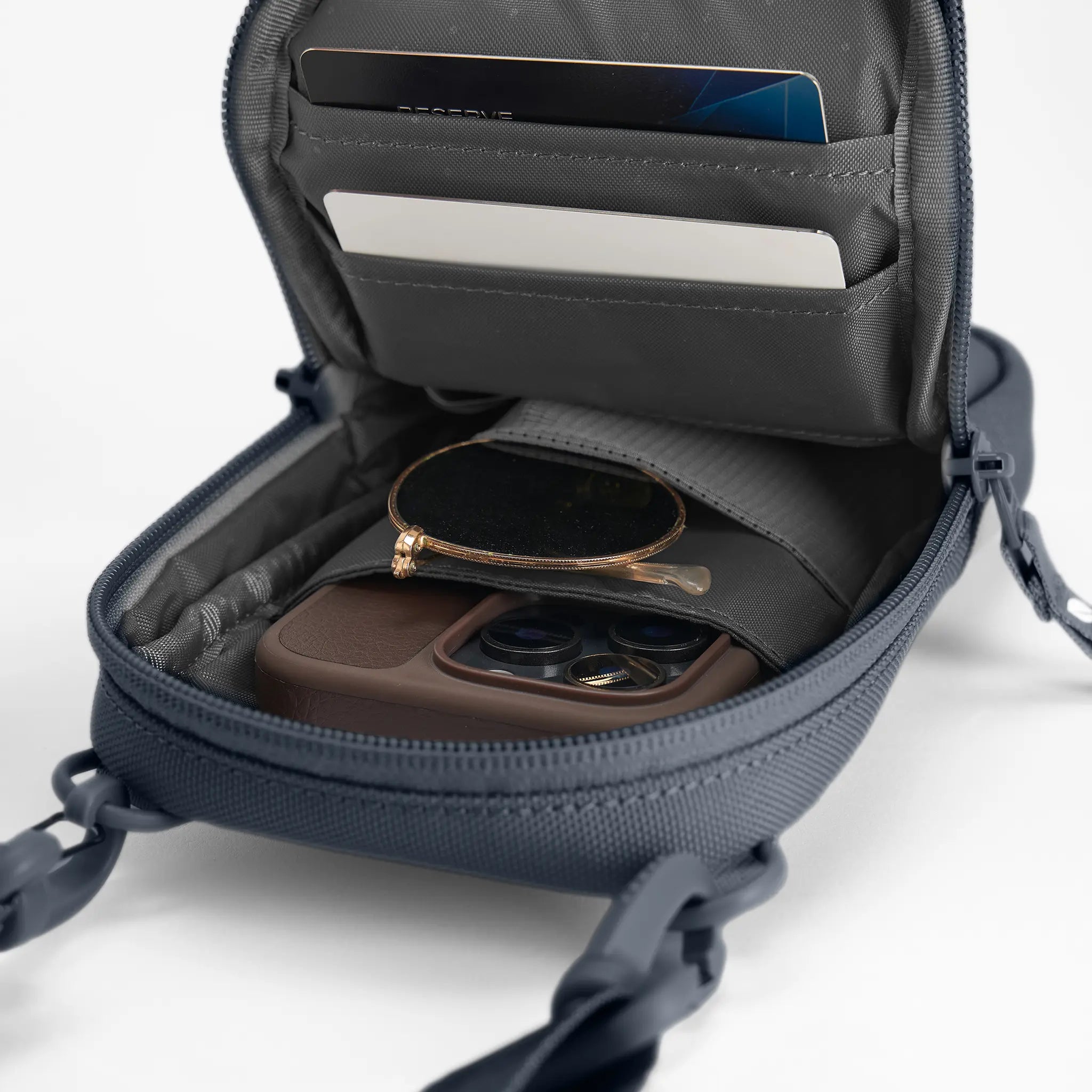 incase-a-r-c-crossbody-tasche-schwarz-recyceltes-polyester image 4